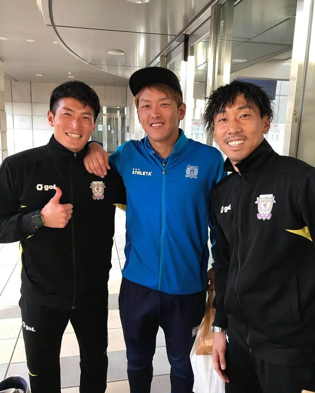 松本拓也のインスタグラム：「今日の敵は、今日も友。  試合が終われば、愉快な仲間たち。  また３GK拓也で撮りましょ〜て 大畑に。  #おすぎ #小畑」