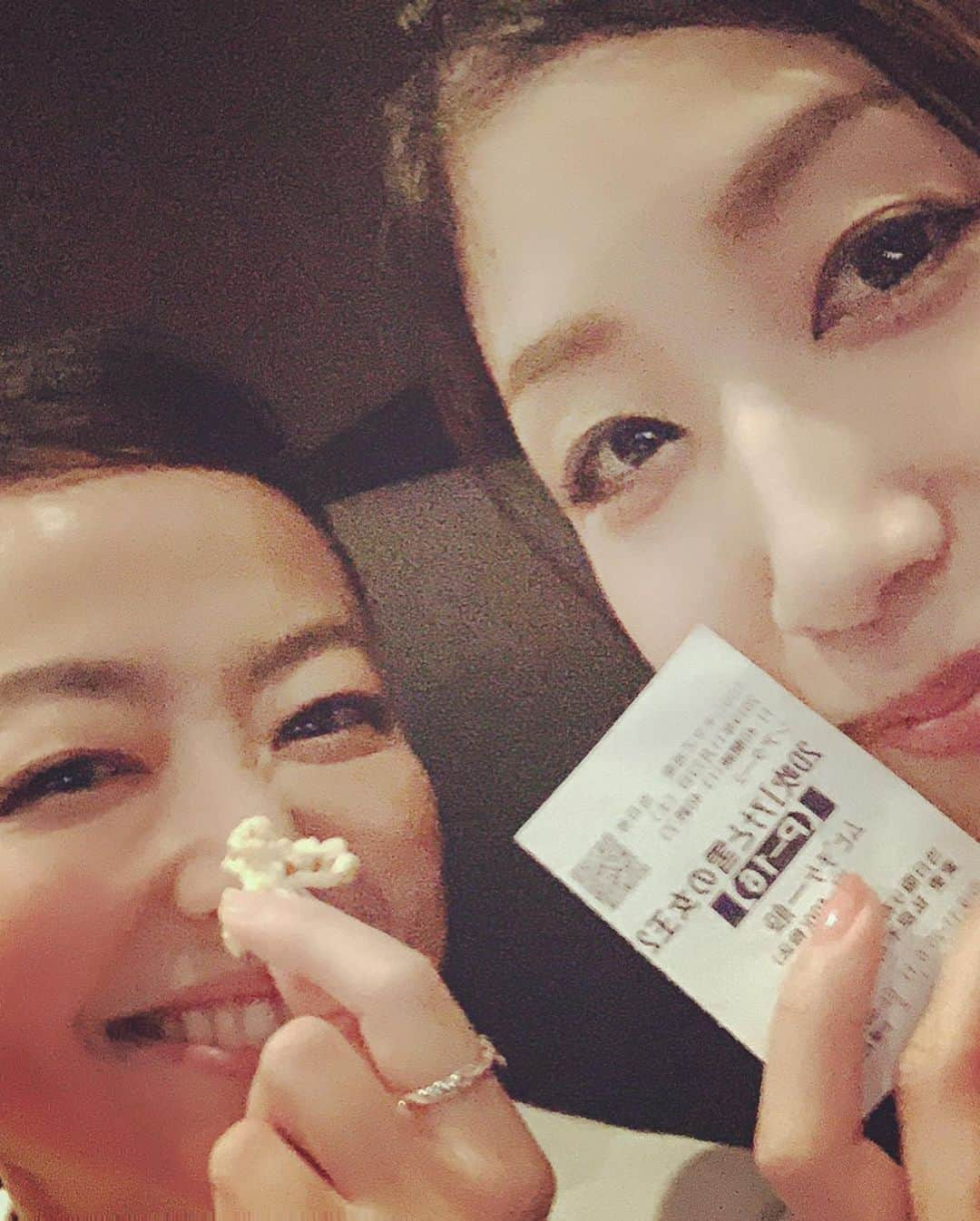 高松いくさんのインスタグラム写真 - (高松いくInstagram)「“Frozen2”(*´Д｀*)❄観に行った❤️ With Momo🍑 オラフに癒され、映画館にいる子供達と笑い🤣エルサの歌に奮い立たされ歌って前に更に胸張って進みたくなった✨ Disneyの映画は子供にも大人にもメッセージや気付きをくれてシンプルに伝わってくるけど深い😭 🧁 辻堂にあるマフィン屋さん　@me_bake 『MEBAKE』でマフィンを買ってきてくれた 我が友よ❤️ありがとよ❤️ アメリカンなボリューム✨ 美味しかったーー‼️ ずっと雨で寒いはずなのに❄️ ずっと身体がポカポカしてた☕️ 良い休日だった😊💕ありがとさん🥳  #街はクリスマスモード 始まってる #音楽 も　#視界に入ってくる #色 も そして　#映画館 には 小さな　#エルサ 達でいっぱいだった❤️ #ハロウィン みたいだったよ😊 可愛かったw  #映画　#休日　#ポップコーン 🍿  次回は字幕で観たい‼️ #池袋 の#シネマサンシャイン で‼️」11月23日 19時02分 - iku_takamatsu_trip_sup_yoga