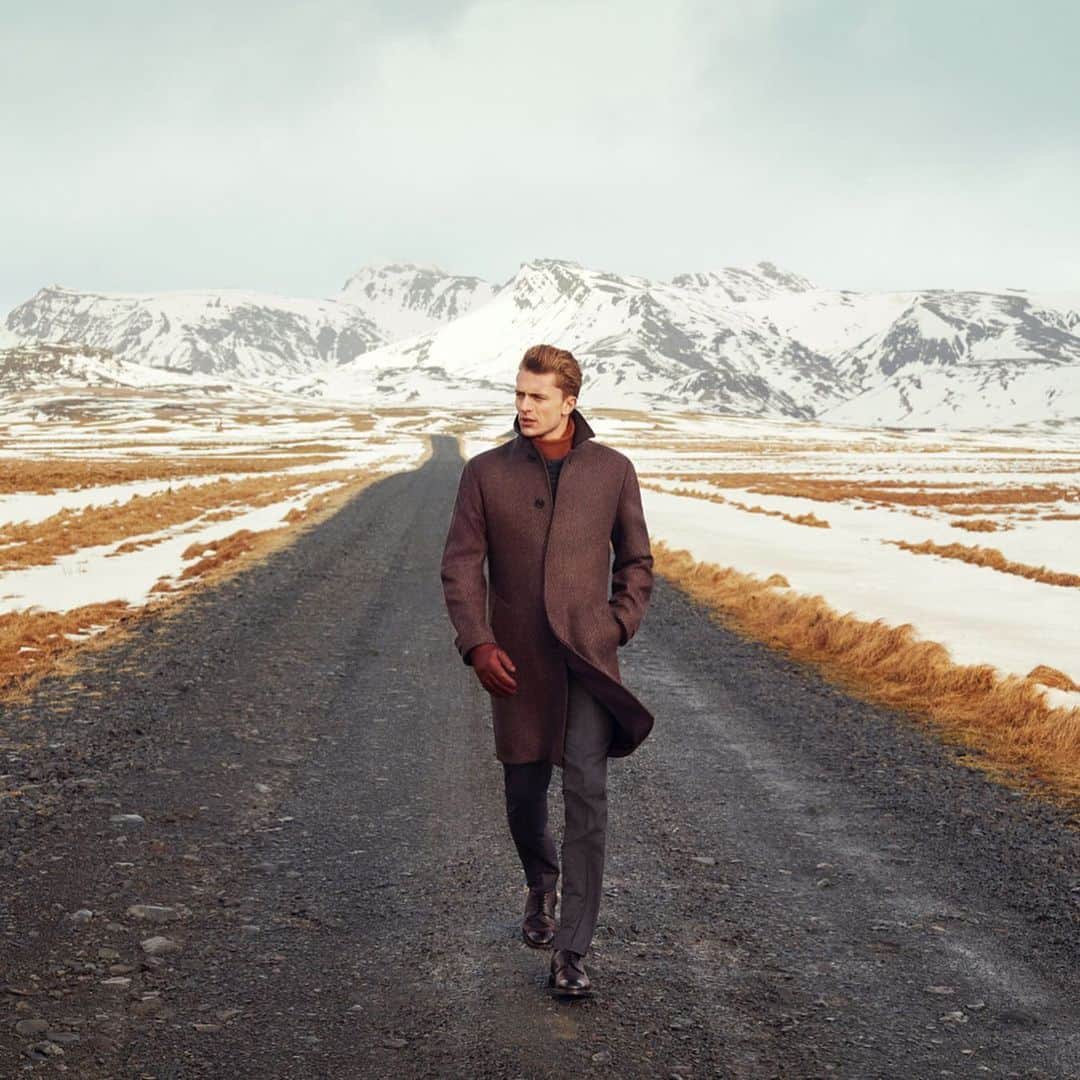 ギーブス&ホークスのインスタグラム：「This contemporary overcoat is cut in a soft, warming lambs wool cloth in an earthy shade of charcoal brown. It is finished with elegant ‘half-raglan’ sleeves that helps it sit comfortably over a tailored jacket.  Hat by @lockhatters」