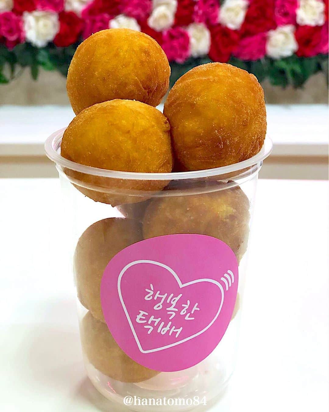 のインスタグラム：「. . 韓国で180店舗ある、もち麦ねじりドーナツのお店 「ヘンボッハンテッペ-幸せの宅急便-」が 2019年11月16日(土)、中野ブロードウェイの B1階にグランドオープン！ . オススメは、濃厚なチーズがたっぷりと入った 「チーズボンボン」(4個入り/400円) ※今回は2人前8個をカップにて。 . チーズボールを割ると 中から熱々のチーズがたっぷりと出てきます。 . 軽い食感なのでおやつ感覚で食べられますよ！ . しかもイートインスペースがとってもキュート！ . かわいいもの好きな友達と行けば 間違いなく盛り上がるはず！ . . ————————————————— . 店名 : ヘンボッハンテッペ 中野ブロードウェイ店 住所 : 東京都中野区中野5-52-15 中野ブロードウェイB1階 ‪営業時間‬ : 11:00〜20:00 ‪電話番号 : ‬不明 ‪定休日 : 不明‬ 席数 : テーブル、ベンチ席あり . JR中央線 中野駅北口から徒歩約5分 . ————————————————— . . #スイーツ部 #カフェスタグラム #東京カフェ #東京スイーツ #カフェ部 #カフェ巡り #新大久保カフェ #新大久保グルメ #大久保カフェ #チーズボール #新宿カフェ #チーズ好き #東京カフェ巡り #東京カメラ部 #韓国スイーツ #韓国グルメ #中野カフェ #中野ブロードウェイ #はなとも中野」