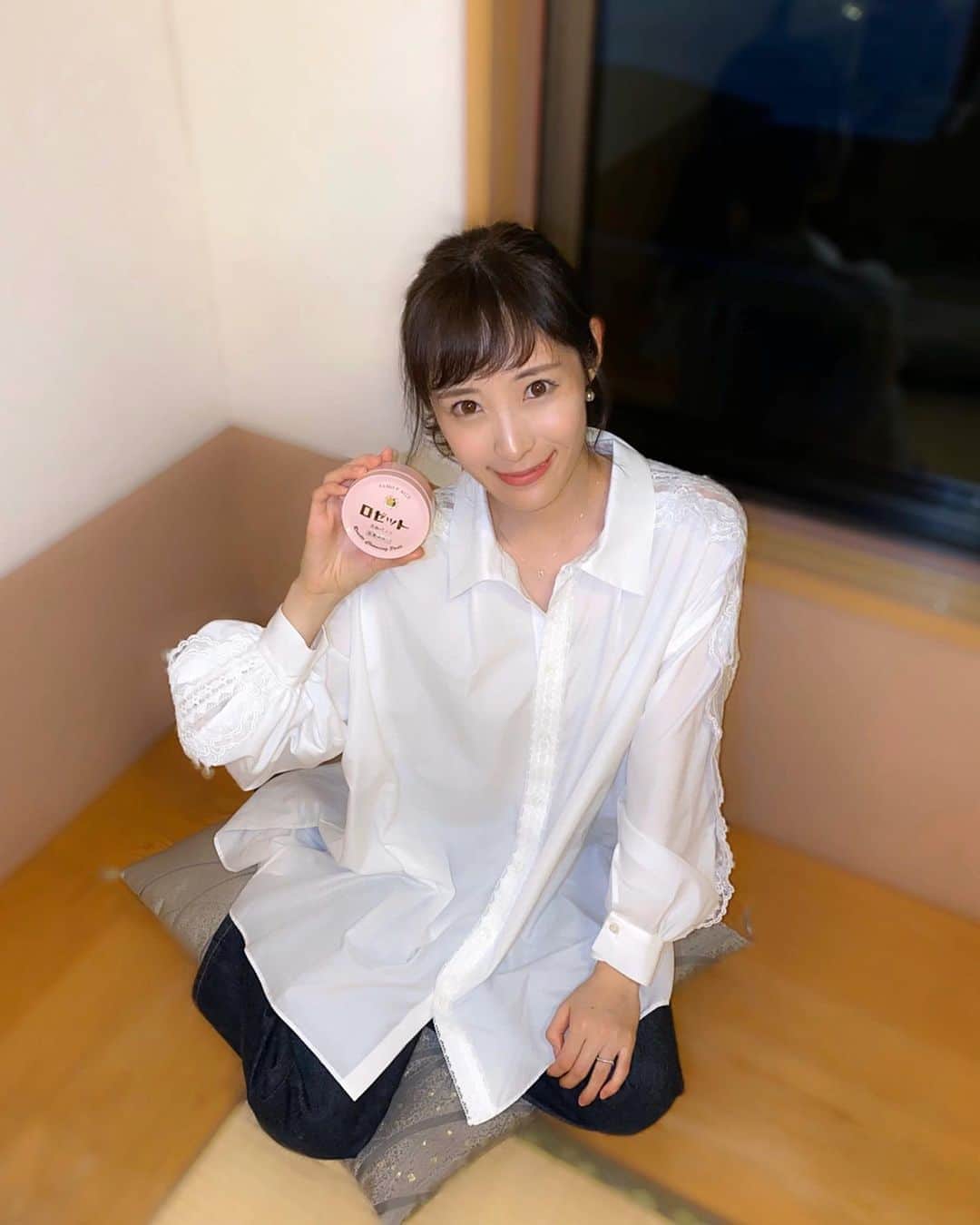 小林真由のインスタグラム：「長ーい間愛され続けている﻿ ロゼット洗顔パスタ。 ﻿ ﻿ 1929年に日本初のクリーム状洗顔料として﻿ 発売されて以来のロングセラー商品で、﻿ 肌に潤いを与えながら﻿ ニキビなどの肌荒れ予防もできちゃう﻿ 優秀な洗顔料😊✨ ﻿ ﻿ 肌の角質を柔らかく整えてくれる﻿ イオウの粒子が練り込まれていて、﻿ ボディにも使うと全身滑らかなお肌にしてくれるそう♡﻿ 泡だてネットでもっこもこにしてから洗うと﻿ とっても気持ち良い🙏﻿ ﻿ オススメしてもらって﻿ メイクを落とせるタイプも愛用中なので﻿ お風呂場に二つ並んでます🥰﻿ 今回は旅行先にも🧡🍦 ﻿ ﻿ 発売当初から変わらない﻿ 押して出すというユニークな容器も﻿ レトロで可愛いの。﻿ 11/1から抽選で300名にロゼット洗顔パスタオリジナルグッズがプレゼントされるそうなのでぜひ応募してみてね😊🍋﻿ @rosette_pasta_official ﻿ #PR #ロゼット #ロゼット洗顔パスタ #ベーシック洗顔 #スキンケア #洗顔料 #美容 #ママライフ」