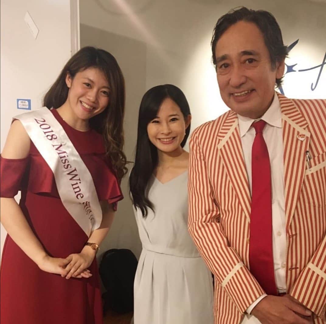女子アナ47のインスタグラム：「みなさん、こんにちは！ フリーアナウンサーの木村彩乃です🌟  つい先日2019ミス・ワイン🍷の座をかけた戦いが終わりました。みなさんミス・ワイン🍷を知っていましたか？ ミス・ワインは多くの人にワインの魅力を伝え、文化・産業振興そして地域活性に貢献することを目標としています！  皆様にワインの魅力を伝えていけるようこれからも頑張っていきたいと思います！ . #女子アナ47 #47発信プロジェクト #アナウンサー #フリーアナウンサー #女子アナ #地方創生 #地方創生アナウンサー #司会 #司会者#旅行好きな人と繋がりたい #47都道府県制覇の旅 #47都道府県制覇 #アナウンサーの日常 #アナウンサーコーデ #女子アナウンサー #女子アナコーデ #女子アナが好き#ミスワイン2019 #ファイナリスト #ミスコンファイナリスト #ワイン好きな人と繋がりたい #ワイン🍷 #ワイン好き #ワインのある暮らし #ワイン好き女子 #ミスワイン2019 #目黒雅叙園」