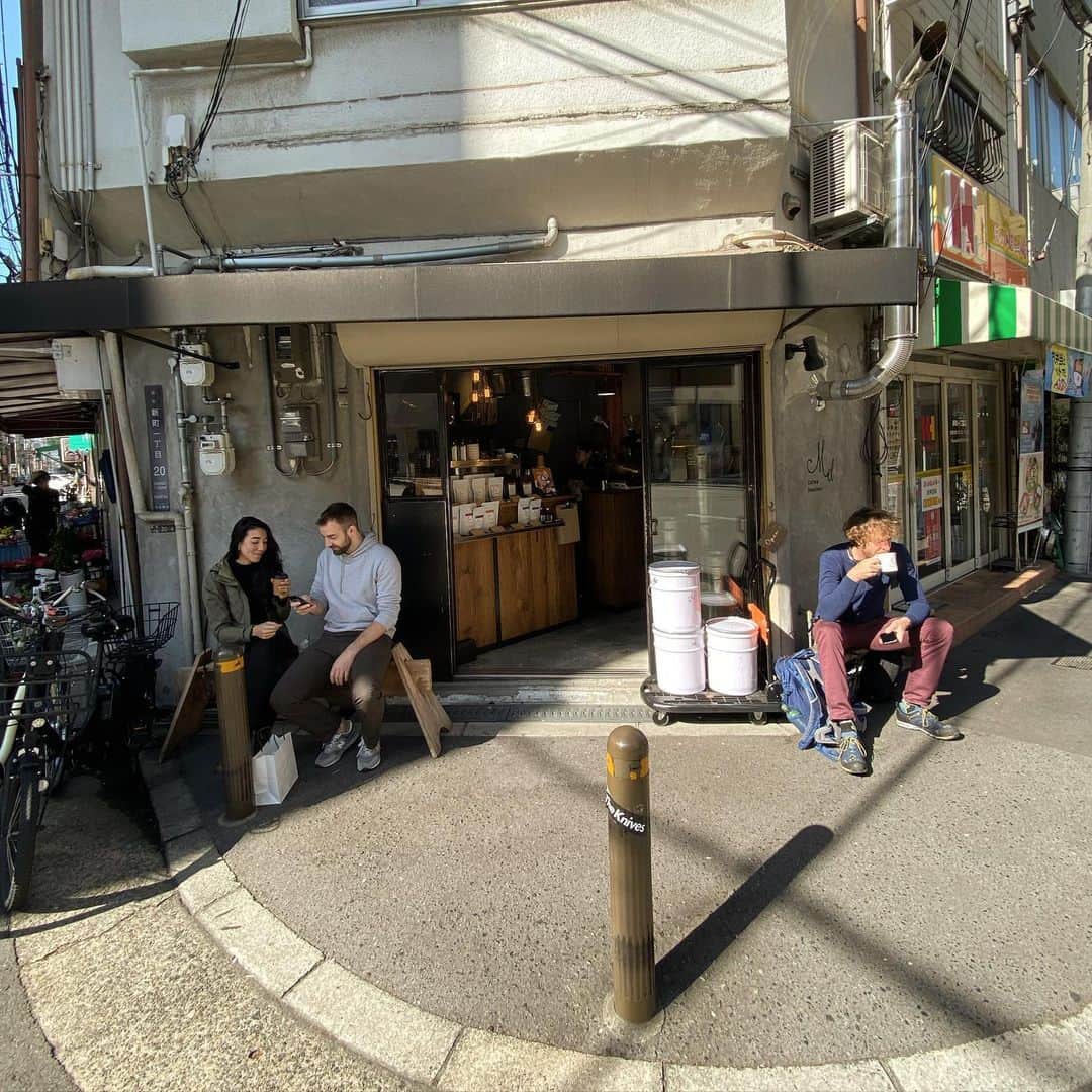 のインスタグラム：「休日も美味しいコーヒー飲んでいますか？  Mel Coffee Roastersでは新鮮なお豆100g,200g,500gをご用意しております。本日は何種類かお豆売り切れが出てしまいましたが、明日の午前中に焙煎予定ですのでお豆もたくさん補充予定です！お豆たくさん買われる方は事前にご連絡頂けましたら幸いです。  平日は9:00〜19:00 土日祝11:00〜19:00  Chilling out with good coffee?? #melcoffeeroasters #smallestcoffeeroastery」