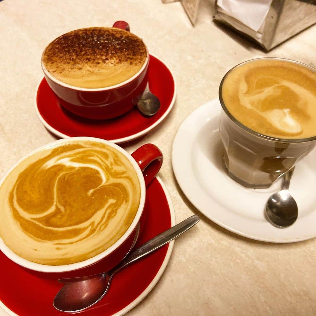 荒尾茉紀さんのインスタグラム写真 - (荒尾茉紀Instagram)「Cafeに来た可愛い子💕約５０年続くこのお店は、なんと24時間営業😲時間がゆったりと流れています☕️ #実はコーヒー飲めない #牛乳も飲めない #でも混ぜたら飲める　#flatwhitecoffee #sydney」11月23日 19時33分 - maki.arao