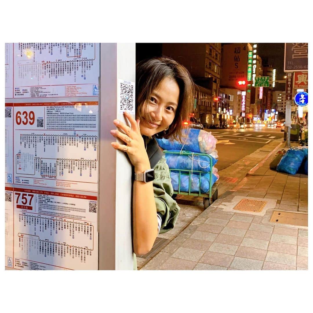 のインスタグラム：「小籠包を堪能した後は一旦ホテルにチェックインして車を置いて地下鉄&バス移動。 バスは15元、電車は20元だったかな。 地下鉄はチップみたいなのをかざして、出口の改札で戻して出る。 駅構内はかなり綺麗で広いなーって印象。 片道しか乗らなかったけど台湾の地下鉄は乗りやすい分かりやすいってみんな言ってたけど、納得。 写真に写ってないけど、バス停の上にはどの路線のバスがあと何分でくる的な表示がでるのが良い！ 日本もこのシステム導入して欲しいー。 慣れない海外での移動はワクワクして楽しいです。 携帯のアプリ見れば迷わず行けるし、便利な時代だ！ ちなみに空港ついてすぐ中華電信のプリペイドSIMカードを買い入れ替えました。 3日で300元のプランを購入。 カウンター着いたらパスポート出すだけで入れ替えやってくれます。 移動中はマップフル活動だし、現地での電話もできるから、旅中日本の番号がなくても大丈夫な方はプリペイドSIMカードが楽かなと思います。 ちなみに1元約4円。 もー、色々安すぎー！！😍 #trip #travelgram #taiwan」