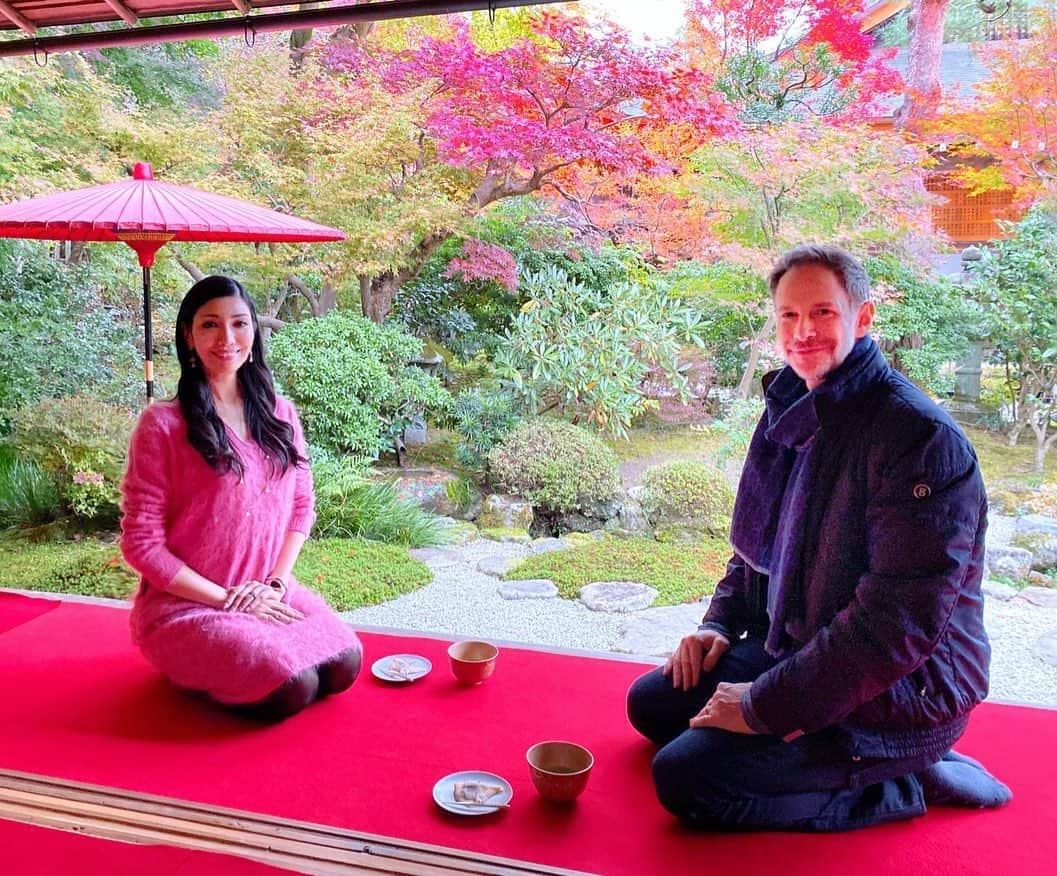 アンミカさんのインスタグラム写真 - (アンミカInstagram)「1200年の歴史あるニ尊院にて、抹茶とお菓子を頂きながら、旦那様と無言の時間を楽しむ🍵。 。 鹿おどしの音と、風と紅葉の囁きが会話。。 。 #おしゃべりな夫婦が唯一話さなくなるのは自然の美しい姿に圧倒された時。。。 #紅葉と桜の美しい姿はを観賞するのが心身のエネルギーチャージ✨ #自然の会話だけを耳を澄まして楽しむ #詠めないけど句を一句詠みたくなる景色 #夫婦旅 #京都　#紅葉狩り　#二尊院 @theodoremillertokyo」11月23日 20時02分 - ahnmikaofficial