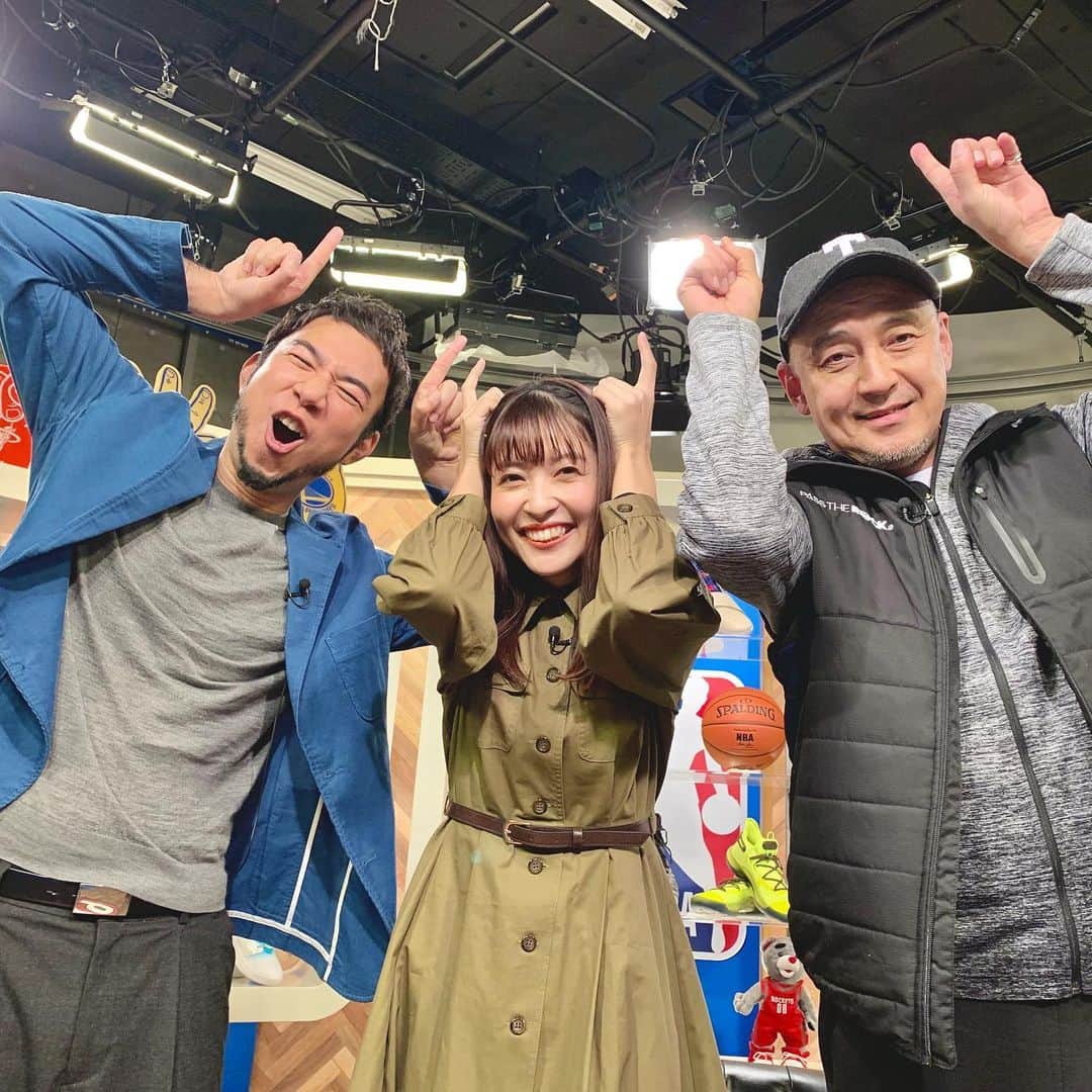 のインスタグラム：「#DAILY9 . 今夜もホットな試合を #グローバー さん #塚本清彦 さんとお届けします🥳 . 超人能力任せのプレーかと思いきや 緻密なセットプレーがあっての 個々の能力だそうな …！！！！！ 型破りの裏にはきちんとした型があるのですね🤔 今日は戦術の一つ #ホーンズ を 塚本さんにおしえていただきます☺️ . 衣装はFi.n.tさんです！ . #nbarakuten #NBA #バスケ #バスケットボール #basketball #髭の旦那☺️」