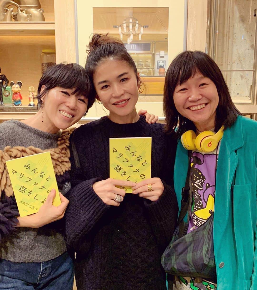のインスタグラム：「@yumikosakuma  @kazukovalentine  @toriba_coffee  #みんなとマリファナの話をしよう#佐久間裕美子#発売しました#知ればしるほど興味深い2人#尊敬してます  イベントに来てくれた皆さんは2人の話に釘づけでした☺︎ 好きなこと興味あることを知るって手綱をどんどん引き寄せていくことですね  いつまでもそうあれる自分でいたいなって、あらためて思えた雨の午後でした☂️」