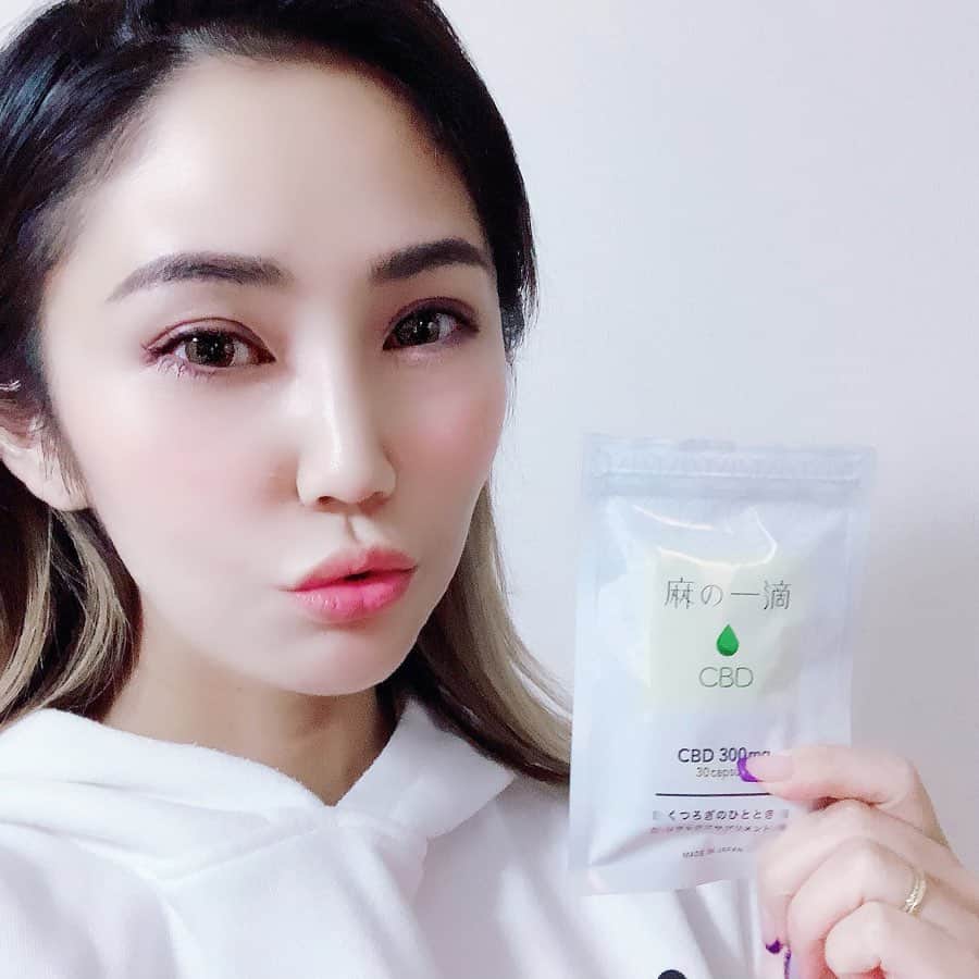 のインスタグラム：「CBDって知ってる？？﻿ ﻿ CBDはマリファナ（麻）から抽出された成分なの🌿﻿ もちろん、違法じゃないよ！笑﻿ ﻿ ﻿ 研究によると、CBDオイルにはこんな有効性が明らかにされているんだって📝﻿ ﻿ ●ストレス軽減作用﻿ ●リラックス作用﻿ ●自律神経を整える作用﻿ ●深い眠りを誘う作用﻿ ﻿ 女性に嬉しいアンチエイジング・美肌・美白・ニキビケア・ダイエットなどの美容効果もあるんだよ😍✨﻿ ﻿ ﻿ わたしめちゃくちゃ疲れやすくて、週に何回もエステやマッサージに行っているのに﻿ 「お疲れ溜まってますね…」と施術の度に言われるの😭（しかも午前中なのに笑）﻿ ﻿ 原因はスマホの使い過ぎと眠りの浅さだと思うから、CBDを摂取するとぐっすり眠れると聞いたので﻿ 麻の一滴CBD @natulo_jp を飲むようにしてるの。﻿ ﻿ オイルを直接飲むのは、正直美味しくないし口の中に膜が張る感じが苦手なんだけど、﻿ これはオイルがカプセルになってるから飲みやすいの♡﻿ ﻿ まだ飲み始めて１週間くらいだけど、寝つきが良くなって、夜中に何度も目が覚める事もなくなったよ😴🌃﻿ ﻿ ﻿ ​#麻の一滴CBD #麻の一滴 #NatuLo ﻿ #ナチュロ #PR﻿ #CBD #CBDオイル﻿ #カンナビジオール #美容マニア﻿ #インナービューティー#最先端美容」