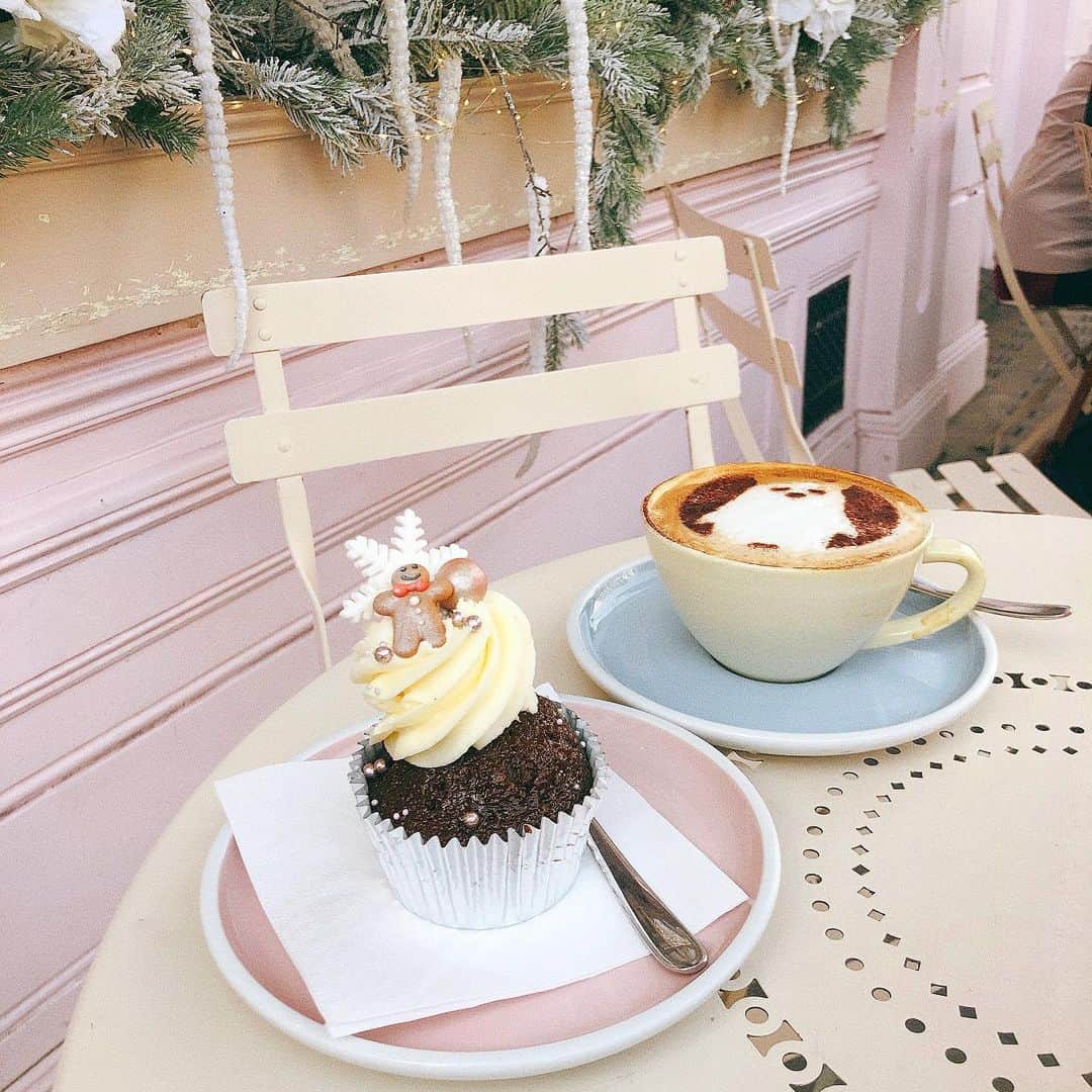 のインスタグラム：「 📍Peggy Porschen  📝order ✓ cappuccino ✓ ginger bread cup cake  ロンドンのインスタ映えなカフェ☕️❤︎ お店の中は世界中のインスタグラマー大集合みたいになってた😹笑  カプチーノはデコレーションが季節によって変わるらしい♡ クリスマスのデザインがあるよ！と言われたのでそれを頼んでみました❄  ジンジャーブレッド味のカップケーキもクリスマスの限定みたい🎄 スノーマンの飾りがとってもかわいい🥰  味も、思っていたより甘すぎず食べやすかったです❤︎     #karin_trip🌐 #karin_trip🇬🇧 #peggyporschen #peggyporschencakes #ロンドン旅行 #ロンドン生活 #ロンドンカフェ #ロンドン #イギリス旅行 #旅muse #タビジョ #女子旅 #スウィートインスタ」