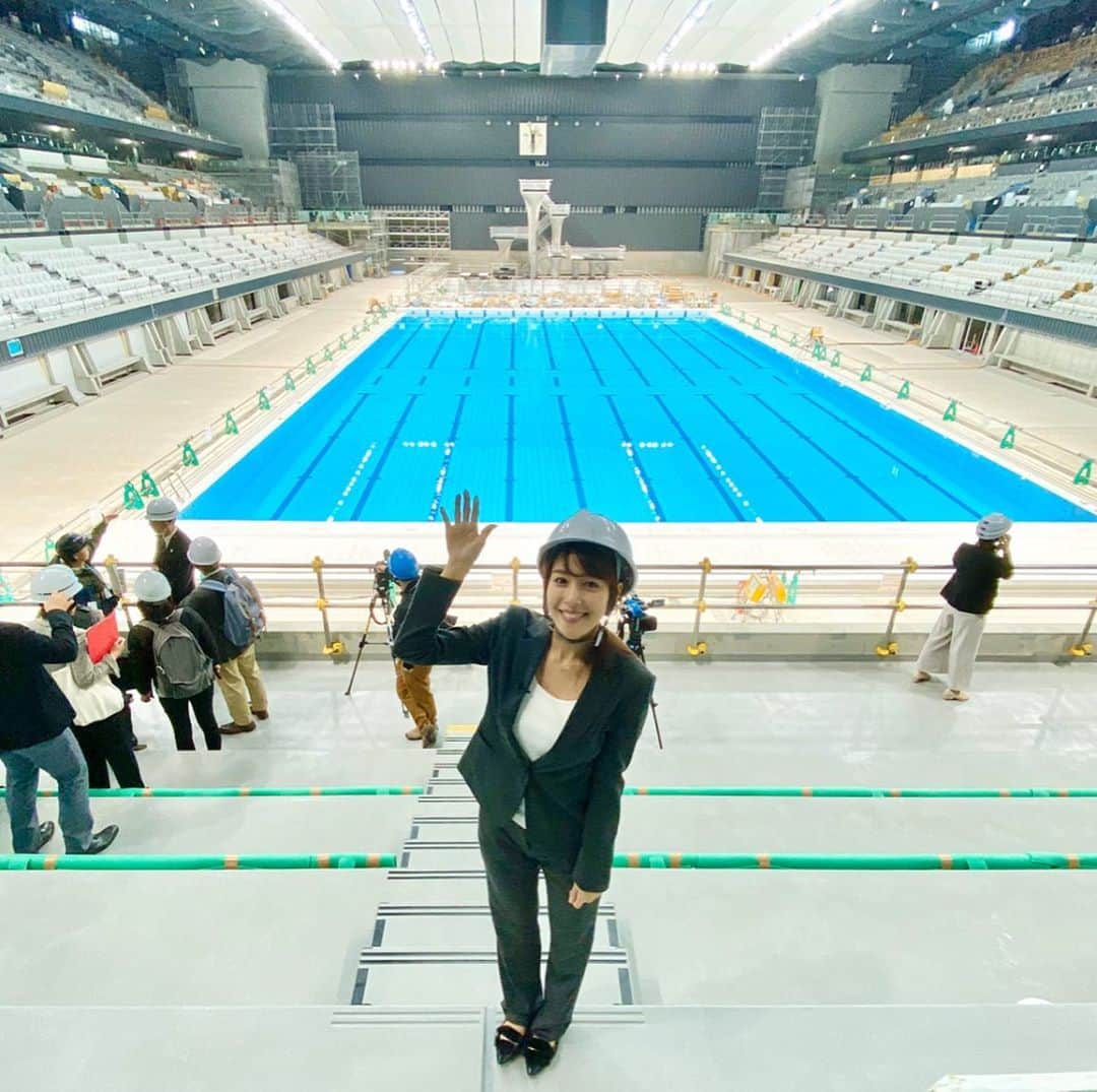 鷲見玲奈さんのインスタグラム写真 - (鷲見玲奈Instagram)「. 先日、新しく建設された、東京オリンピックで使用される2つの競技場を取材してきました✨ . 1枚目が、競泳・飛び込み・アーティスティックスイミングが行われるアクアティクスセンター。 2枚目は、バレーボールが行われる有明アリーナ。 どちらも15000席と、東京最大級の大きさなんだそう。 その広さに驚きました！！ . アクアティクスセンターは9割が完成、有明アリーナは9割8分完成と、どちらも完成間近！ . それぞれの会場で、どんな白熱の戦いが行われるのか楽しみです✨ . 現場のみなさん、引き続き安全を第一に作業頑張って下さい😌 . . #アクアティクスセンター #有明アリーナ #東京オリンピック2020  #東京五輪 #東京オリンピック」11月23日 20時11分 - sumi__reina