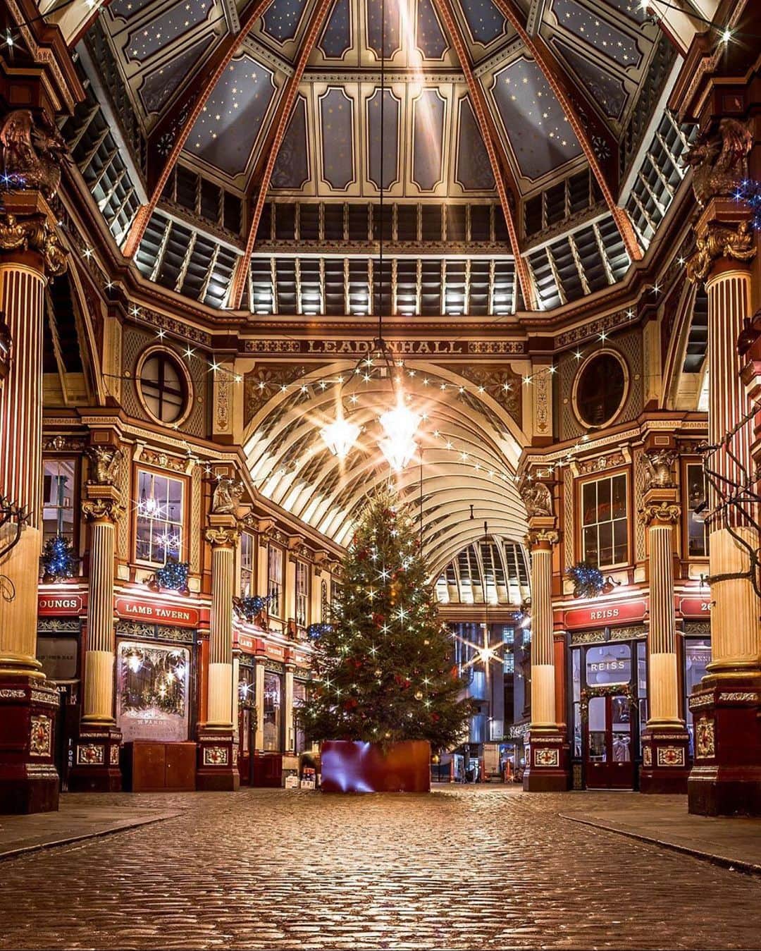 @LONDON | TAG #THISISLONDONさんのインスタグラム写真 - (@LONDON | TAG #THISISLONDONInstagram)「🇬🇧 The stunning #LeadenhallMarket by @rachfullerphotos 🎄Who loves #London at #Christmas?! 😍 // #thisislondon #londonlife #christmasinlondon」11月23日 20時03分 - london