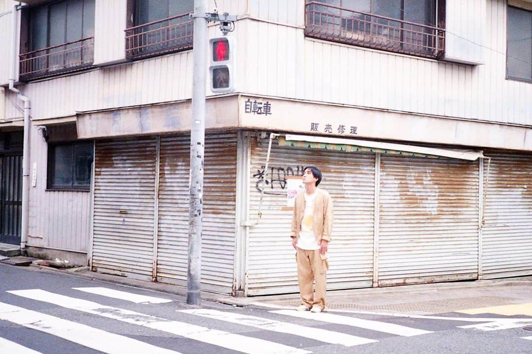 松尾侑治（ロングアイランド）のインスタグラム：「stop at a red light (赤信号は止まれ)  #life #style  #nature #photo #fall  #fashion #太田プロ #お笑い #芸人 #ロングアイランド #日常 #写真 #秋 #セットアップ #服 #テンチュー竹内」