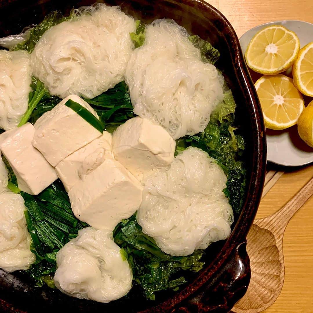 武井義明さんのインスタグラム写真 - (武井義明Instagram)「リクエストで鍋。湯がいた豚バラ、ねぎ、レタス、豆腐、それからにゅうめん。」11月23日 20時09分 - bebechef