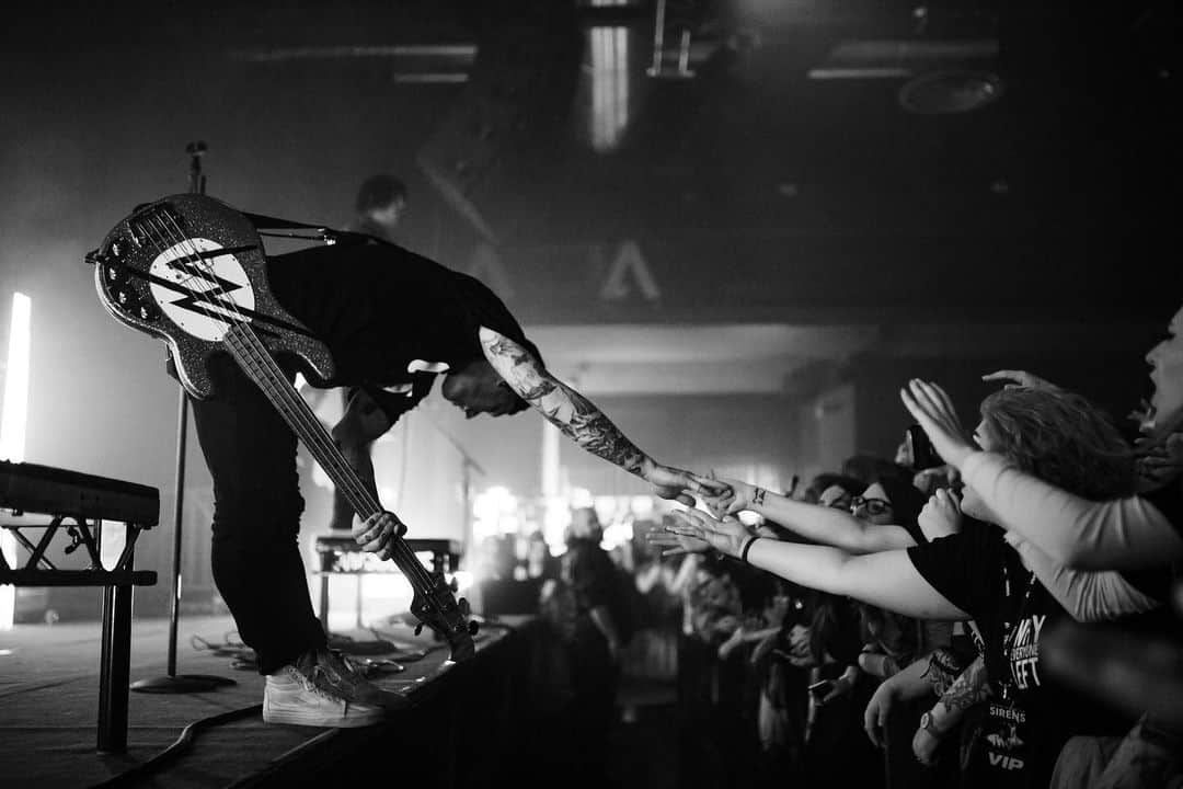 ジャスティン・ヒルズのインスタグラム：「That’s a wrap. Thank you to everyone who came out to a show on this tour. They’ve been some of my favorites. We will see you all very soon. Until then... 😴 Photo: @elliemitchellphotography #sleepingwithsirens」