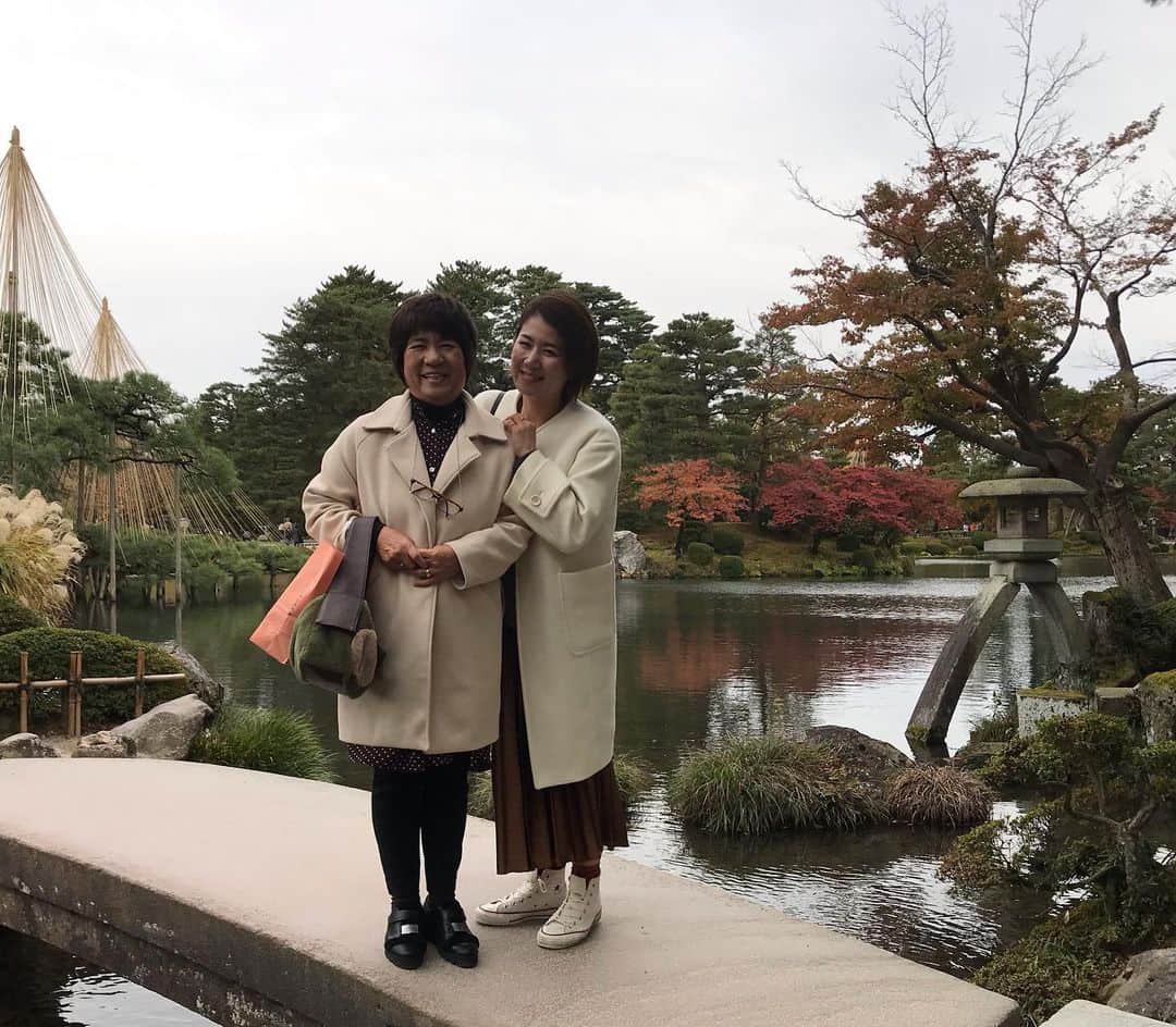 藤井瑞希さんのインスタグラム写真 - (藤井瑞希Instagram)「・ ・ 姉と母と金沢に行ってきました😊💕 ・ ・ 去年母と2人で韓国旅行して、母がものすごく喜んでくれたので、よし毎年旅行に連れて行くぞと決めて今年は金沢にしました‼️ ・ ・ 幸せ幸せと何度も言ってくれて、私も嬉しかったです❤️ ・ ・ まだまだ親は若い。 まだまだ親とは沢山の時間がある。 ・ ・ なんて思わず、これからも母や家族との時間を大切に過ごして行こうと思います🤗⭐️ ・ ・ 今まで育ててくれたお母さんにあとどのくらい、幸せ〜って言わせる事が出来るか…沢山言わせるぞーーーッッ ・ ・ いつもありがとう💕 ・ ・ #家族 #家族時間 #親孝行 #感謝 #ありがとう #大好き #金沢 #虹と海」11月23日 20時18分 - bdmntnfujiimizuki