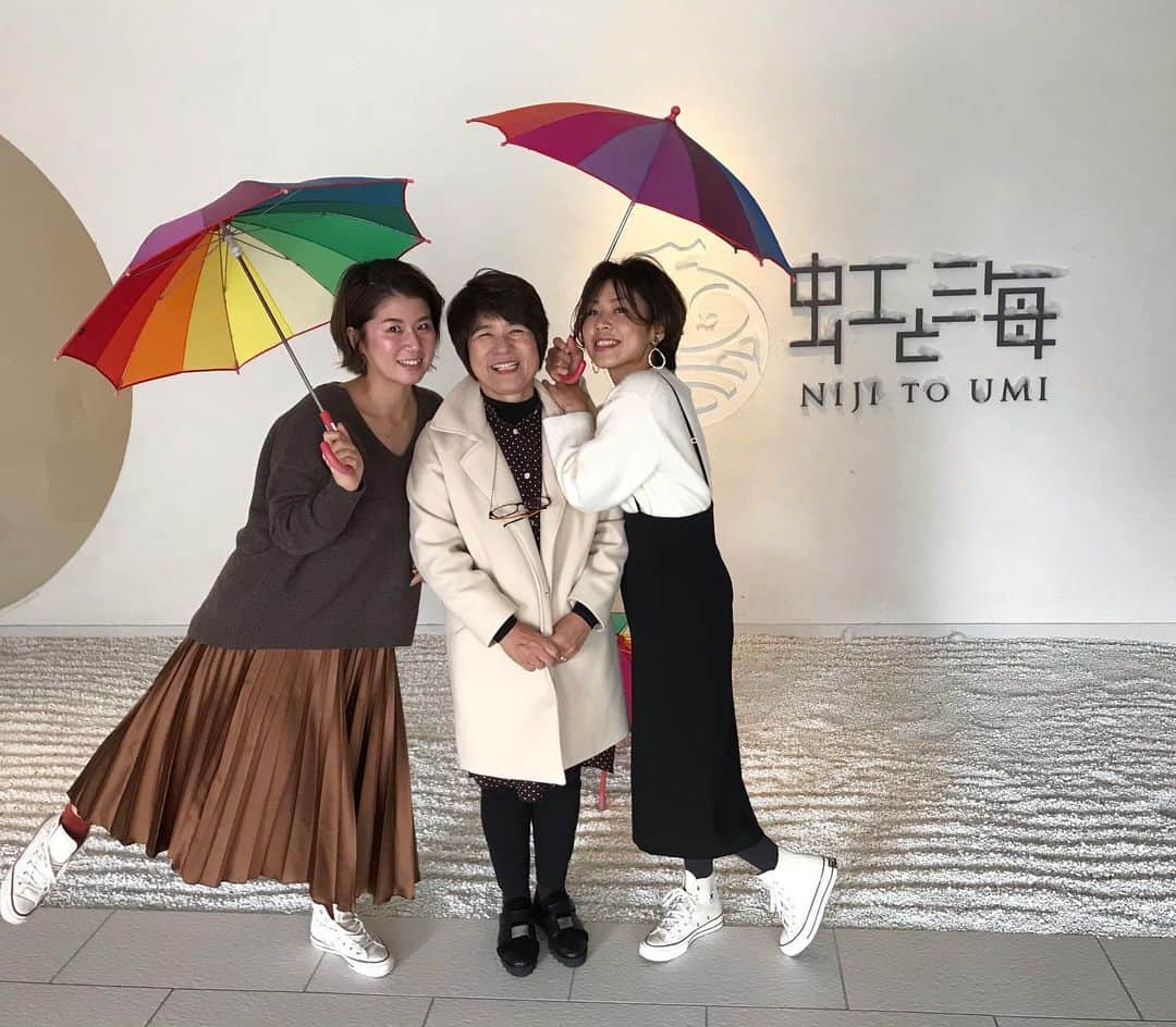 藤井瑞希さんのインスタグラム写真 - (藤井瑞希Instagram)「・ ・ 姉と母と金沢に行ってきました😊💕 ・ ・ 去年母と2人で韓国旅行して、母がものすごく喜んでくれたので、よし毎年旅行に連れて行くぞと決めて今年は金沢にしました‼️ ・ ・ 幸せ幸せと何度も言ってくれて、私も嬉しかったです❤️ ・ ・ まだまだ親は若い。 まだまだ親とは沢山の時間がある。 ・ ・ なんて思わず、これからも母や家族との時間を大切に過ごして行こうと思います🤗⭐️ ・ ・ 今まで育ててくれたお母さんにあとどのくらい、幸せ〜って言わせる事が出来るか…沢山言わせるぞーーーッッ ・ ・ いつもありがとう💕 ・ ・ #家族 #家族時間 #親孝行 #感謝 #ありがとう #大好き #金沢 #虹と海」11月23日 20時18分 - bdmntnfujiimizuki