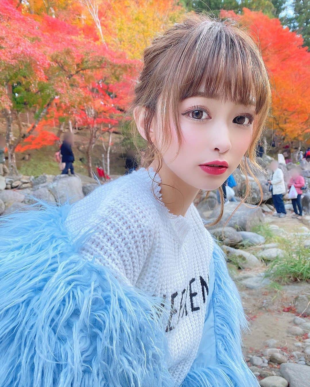 のインスタグラム：「﻿ ﻿ ﻿ ﻿ 今日あったかかったなぁ☺︎💭﻿ むしろ室内暑かった😂﻿ ﻿ ﻿ ﻿ #とらべりーな 🐾🌿﻿ ﻿ 【 AICHI 】#香嵐渓﻿ ﻿ ﻿ ﻿ 時差ぼけ用のおやすみのはずが﻿ 意外とけろっとしてたので香嵐渓に...🍁♥️﻿ ﻿ ﻿ ﻿ 行ったの何年ぶりだろ💭綺麗だったぁあ🥺💓﻿ 屋台増えたんかな🤔気のせいかな😂（笑）﻿ ﻿ ライトアップされた紅葉🍁もすきだけど﻿ 明るいときに見る紅葉もすき。💓﻿ ﻿ ﻿ ホットのゆずワイン🍷はじめて飲んだ🥺💓﻿ さっぱり！！って感じだったけど﻿ やっぱりワインは冷たいのがすき。💓（笑）﻿ ﻿ ﻿ ﻿ ﻿ ﻿ #りなてぃースタイル 🌵❤︎ ﻿ ﻿ ﻿ outer〻 @forever21 ﻿ tops〻 @forever21 ﻿ ﻿ どっちもLAで買ったお洋服たち。👗💓﻿ 切りっぱなしのショート丈ニットがどタイプ😚💓﻿ ﻿ ﻿ ﻿ #香嵐渓 #紅葉 #fashion #ootd #coordinate﻿ ﻿ ﻿」