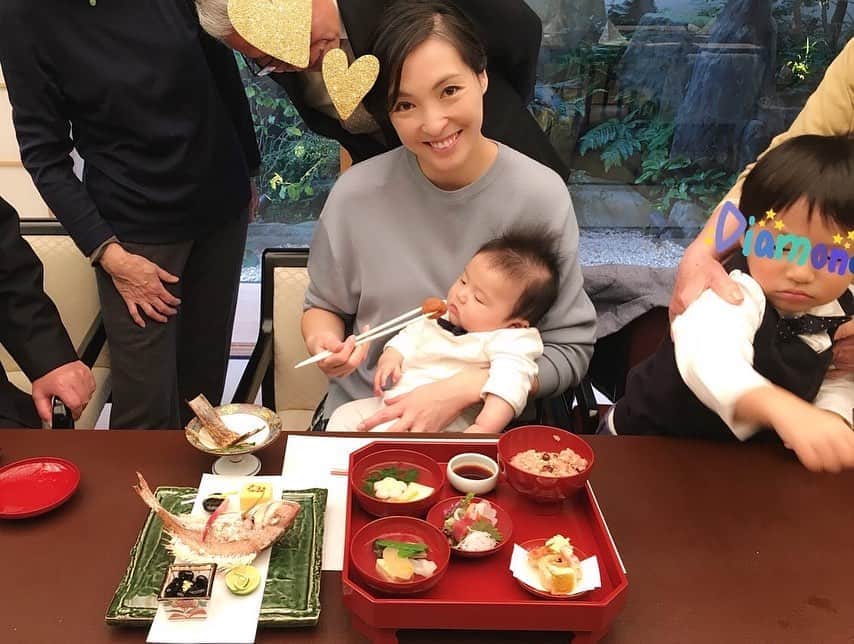 蒲生麻由のインスタグラム：「お食い初め🍱  #お食い初め #お宮参りと一緒  #豪華な食事 #家族みんなでお祝い #スクスク育ってね #mamalife #babyboy #生後3ヶ月」