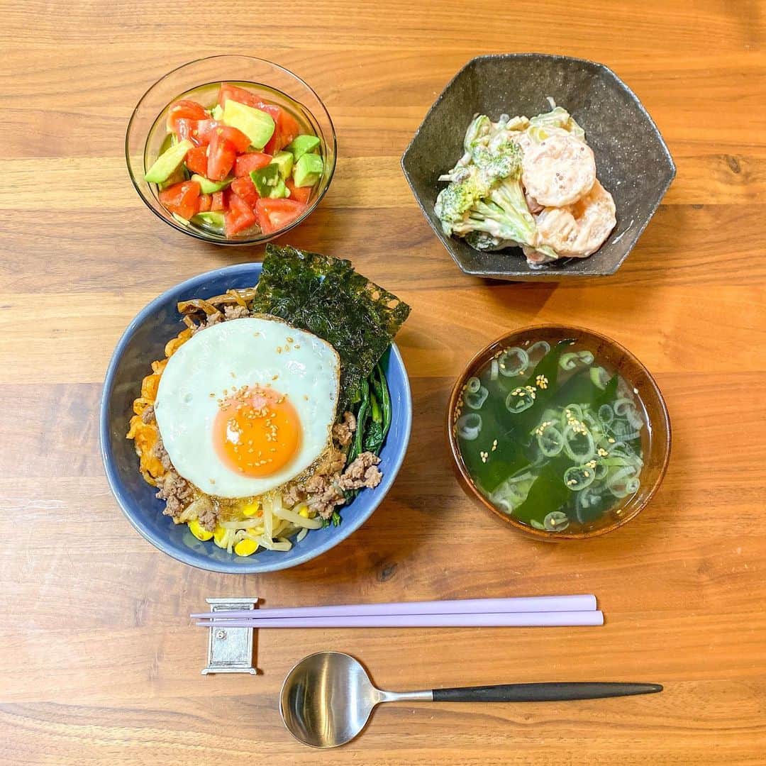 林弓束さんのインスタグラム写真 - (林弓束Instagram)「今夜の #ゆづ飯 #ビビンバ丼  ナムルにそぼろに韓国海苔、目玉焼きをトッピング🍳 #トマトアボカド はかんたん酢に漬けて。 かんたん酢に漬けるだけで簡単美味しい最高です！ #エビマヨ と #わかめスープ と。 お腹いっぱい。 御馳走さまでした🙏💓」11月23日 20時25分 - hayashiyuzuka