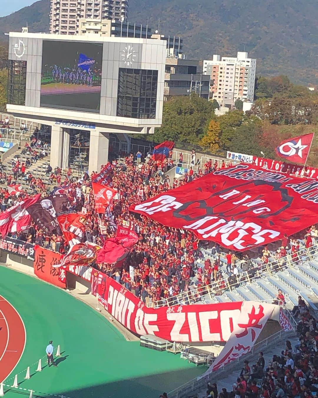 ジーコさんのインスタグラム写真 - (ジーコInstagram)「Hoje foi duro.Nos distancia um pouco dos lideres mas matematicamente com chances.A esperança e a ultima que morre.Kashima 0x0 Sanfrecce. Continuamos em terceiro,4 pontos atras do lider,agora Marinos(64) e em segundo Tokyo(63).Faltam 2 rodadas. Vamos em frente.」11月23日 20時37分 - zico