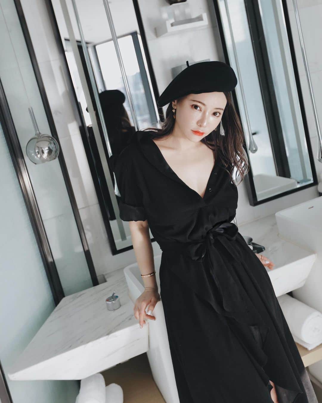 クリスティン・ウェイのインスタグラム：「Falling in love with my new @valmuer_official dress  #valmuer  #valmuertravelcamp #valmuer #knitwear #christinewei #cwfashion #cwtravel #クリスティンウェイ」