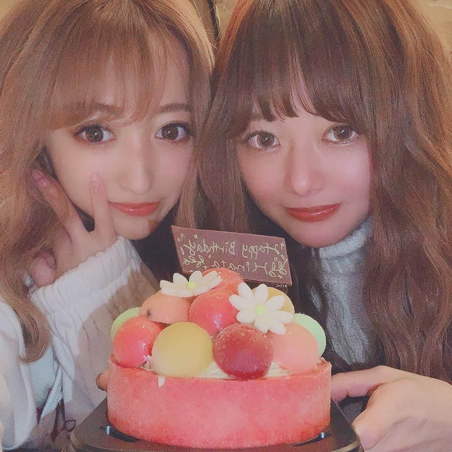 ひなたろす（佐原ひなた）さんのインスタグラム写真 - (ひなたろす（佐原ひなた）Instagram)「誕生日が終わっても しあわせが続く、、、🥺🥺🥺﻿ みちゃとが可愛すぎなケーキとe.mのringくれて、 ありがとう(^ ^)﻿大好きな焼肉屋さんで❤️ ﻿  2枚目は、surprise🎁 ２つの﻿おめでとう記念、って🐈きゅん 嬉しくて嬉しくて、 シルバーのキラキラのmini財布👛❤︎﻿ ずーーと欲しかったやつだから幸せ ﻿ 大切に使います、＾＾﻿ ﻿ ﻿ #balenciaga  #emring #em #birthday  #followhim #follow4follow #instaday #instalike #instadaily #instacute #love #redhair #followme  #code  #fashion  #followforfollow #맞팔 #선팔 #소통  #맞팔해요 #소통해요#f4f #l4l」11月23日 20時34分 - saharahinata