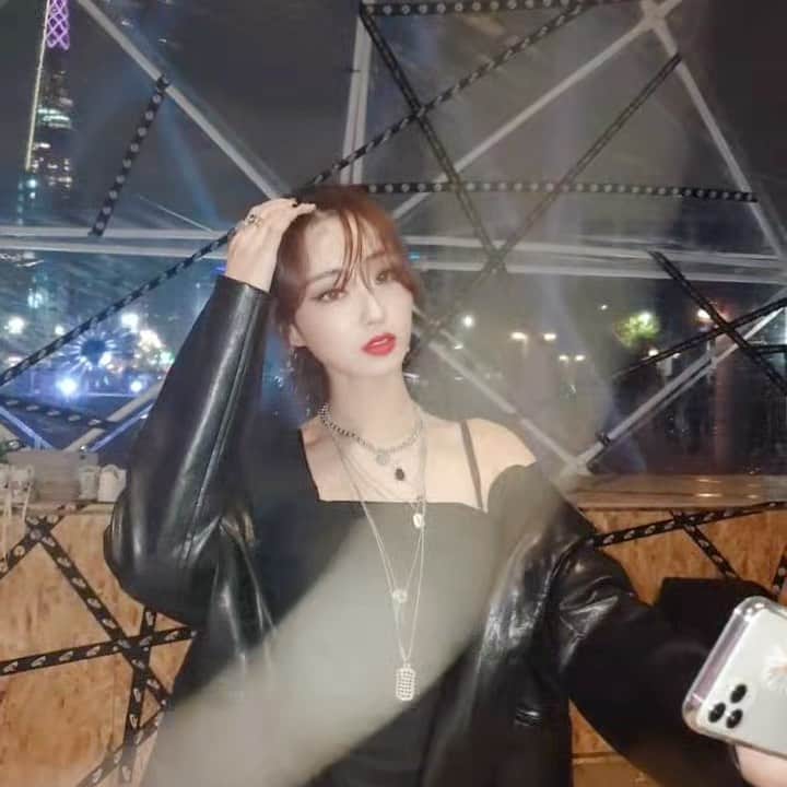 ギョンリ のインスタグラム：「나 징짜 오늘 맘 먹고 나왔는데 아이폰11 카메라 작동 너무 못해😂 #NIKE #피스마이너스원」