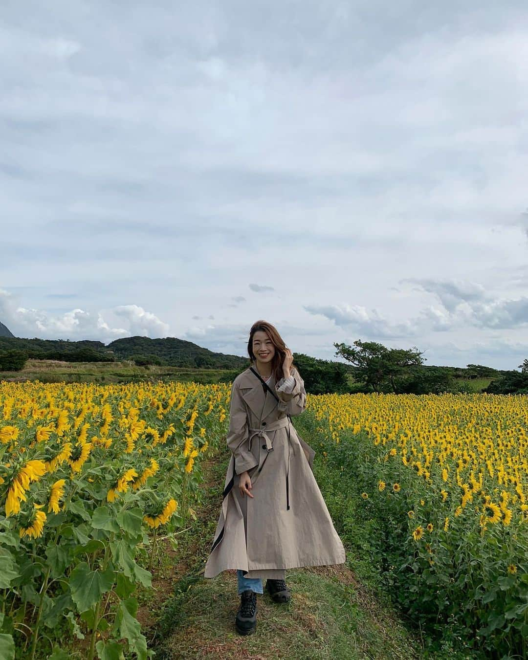 石井亜美さんのインスタグラム写真 - (石井亜美Instagram)「🌻 . 11月に満開のひまわり！ 屋久島は景色や空気がハワイに似ていたなぁ...😌🌈 トレンチコートは　@lephil_official  バッグは　@edt_tokyo_official  #あみしぃtrip . .  #yakushima #kyushu #lephil #seebychloe #fashion #edietokyo」11月23日 20時45分 - ami_ishii_