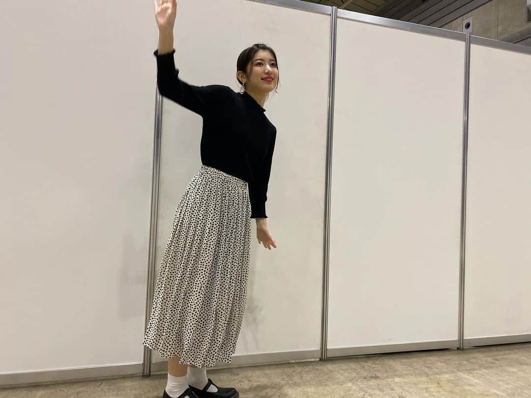 吉田華恋のインスタグラム：「全身写真は毎回誠に変な写真しか撮れませんでして。  コーデが分かってくれれば充分です  握手会ありがとうございました 本当に楽しかったです☺︎」