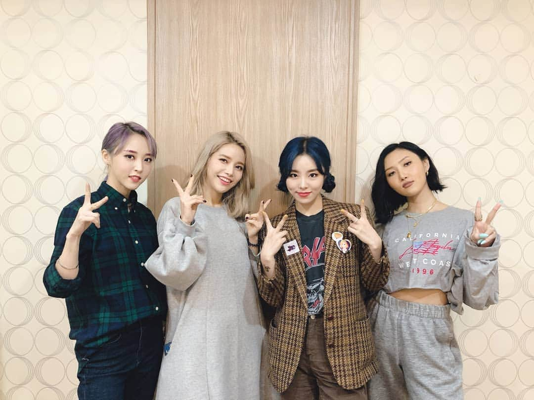 Mamamooさんのインスタグラム写真 - (MamamooInstagram)「. [#마마무] 무무들과 함께해서 행복하고 즐거웠던  두 번째 팬싸인회가 끝났습니다😉 역시나 무무들과 함께하면 시간 가는 줄  모르는 것 같아요 무무들 오늘 하루도  고생 많았고 우리 내일 만나요💕 ps. 마지막으로 오늘 무대 의상 입은  마마무로 완벽한 마무리🤟」11月23日 20時43分 - mamamoo_official