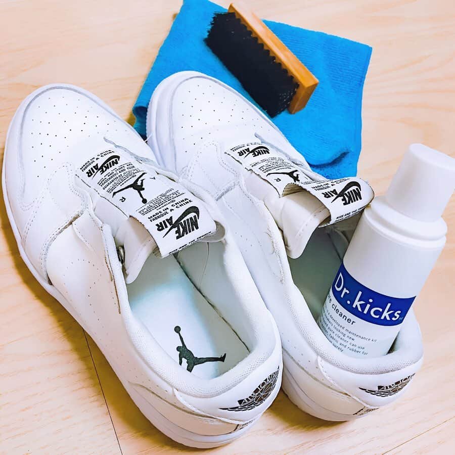 のインスタグラム：「洗う前と後の白さの違いを見てほしいとです🤩ビフォーアフターはswipeして見てね👉 水を含ませたブラシにドクターキックスの洗剤を付けてブラシでゴシゴシすると汚れた泡が出てくるので水で流して拭き取る。それを数回繰り返すって感じです^_^ 真っ白になります🌟  送料無料（880円分）クーポンコードを頂きましたので、是非使ってくださいね✨﻿ ﻿ 《atmmy》 11月30日まで有効です🙌﻿ ﻿ Dr.kicks公式サイトはInstagramのTOPから飛べます^_^﻿ → @dr.kicks_season1  #ドクターキックス #クーポンコード #ビフォーアフター #スニーカー大好き  #airjordan1 #スリッポン #ジャパスニ #スニーカー好きな人と繋がりたい」