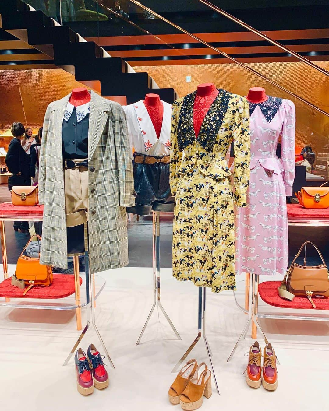 堀田茜さんのインスタグラム写真 - (堀田茜Instagram)「@miumiu  気さくでおちゃめなアレクサがより一層大好きになりました💋 @alexachung」11月23日 20時43分 - akanehotta