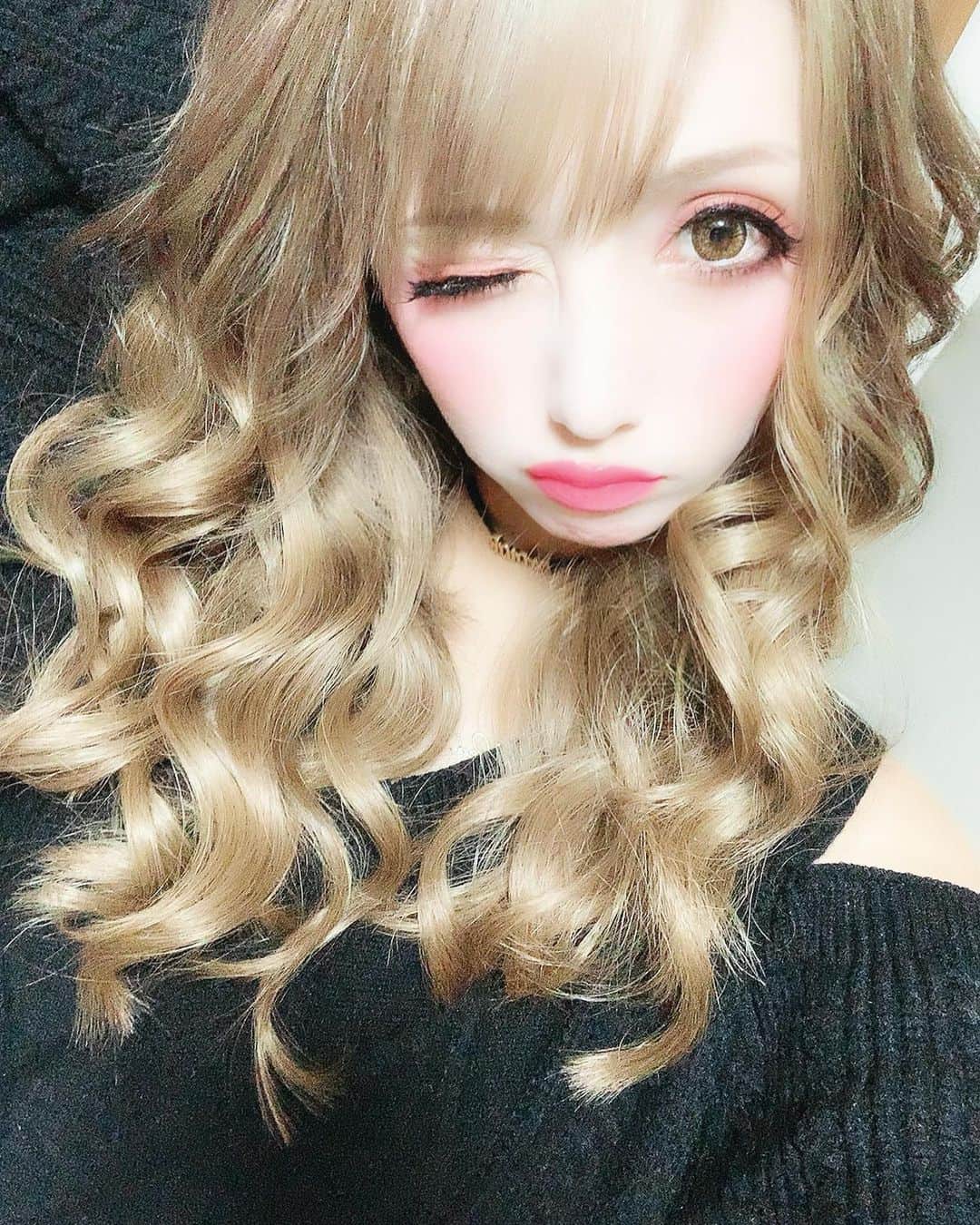 根本弥生さんのインスタグラム写真 根本弥生instagram やりたい髪型決まってなくて でも今の 髪型にも飽きてなんとなく 前髪エクステ外して ちょこっとだけ切っちゃった Oo こうしたかったわけではないんだけど うん笑