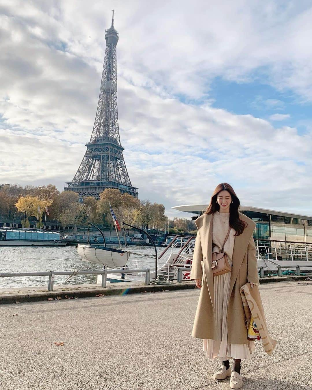 COCO さんのインスタグラム写真 - (COCO Instagram)「🗼 Hello #eiffeltower ✨🇫🇷 . 파리랑 너무 잘어울리는🧥❤️ 내가 딱 찾던 디자인 후드 달린 롱코트! 멋스럽기도 하고 귀엽기도 하고👏🏻 첫 리스트 코트 대만족! 코트맛집 LIST! . . #리스트 #LIST #핸드메이드코트 #ad @LISTKOREA」11月23日 20時47分 - rilaccoco