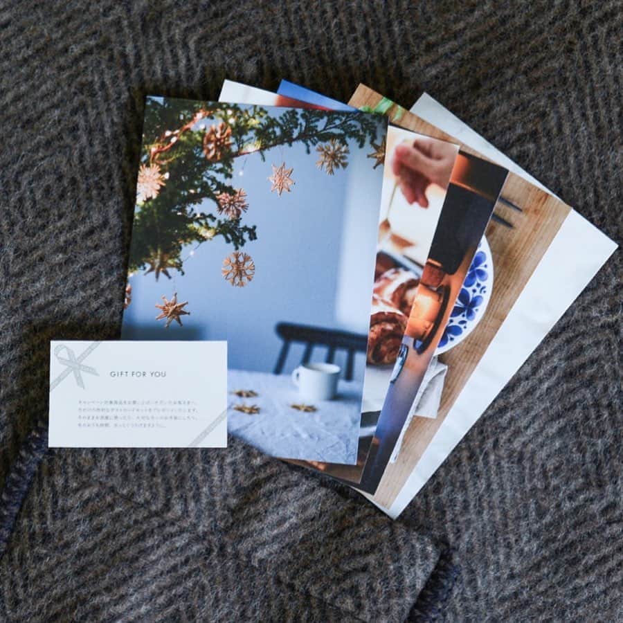 佐藤友子さんのインスタグラム写真 - (佐藤友子Instagram)「期間限定のプレゼントキャンペーン🎁を開催中です。 ・ 以前に当店でお買い物していただくと一緒に送らせてもらっていた同梱カードと同じ大きさ、質感のカードを5枚セットでプレゼント。 ・ 対象商品はラプアンカンクリのショールと、シルケボーのブランケットです！ ・ カードも「冬の暮らし」をテーマにこれまで反響の多かったスタイリング写真をモチーフにデザインしていますよ😊 ・ 「あのカードが楽しみだったんです」とのお声を未だによくいただくことがあります。 また、インスタグラムにもカードを飾っている様子を投稿してくださっているのを見かけるたびにうれしく思っています。 ・ 期間限定ではありますがなくなり次第終了となりますので、ぜひ北欧発のブランケットやショールの新調を考えていたという方はこの機会をご利用くださいね。 ・ ちなみに。 我が家で数年愛用しているブランケットはシルケボーの「ホワイト・ボーダー」です。 そして当店で一番人気なのは「グレー・ボーダー」です^ ^ ・ ▶︎プレゼント対象のお買い物は当店サイトからどうぞ！プロフィール欄のURLからアクセスできますよ➔@tomokosato_hokuohkurashi」11月23日 20時48分 - tomokosato_hokuohkurashi
