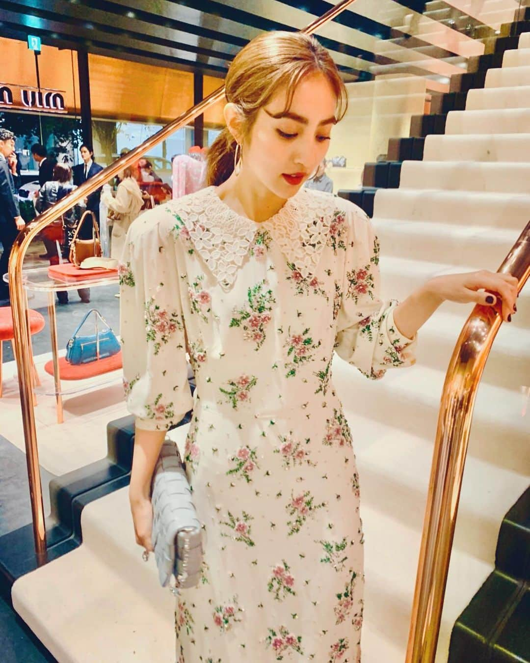 堀田茜さんのインスタグラム写真 - (堀田茜Instagram)「お花レースビーズきらきら💐💐💐 @miumiu  乙女心をくすぐる夢見心地なワンピースでした🧚🏻‍♀️🧚🏻‍♀️🧚🏻‍♀️ photo by @okss2121 ありがとう😂❤️」11月23日 20時49分 - akanehotta