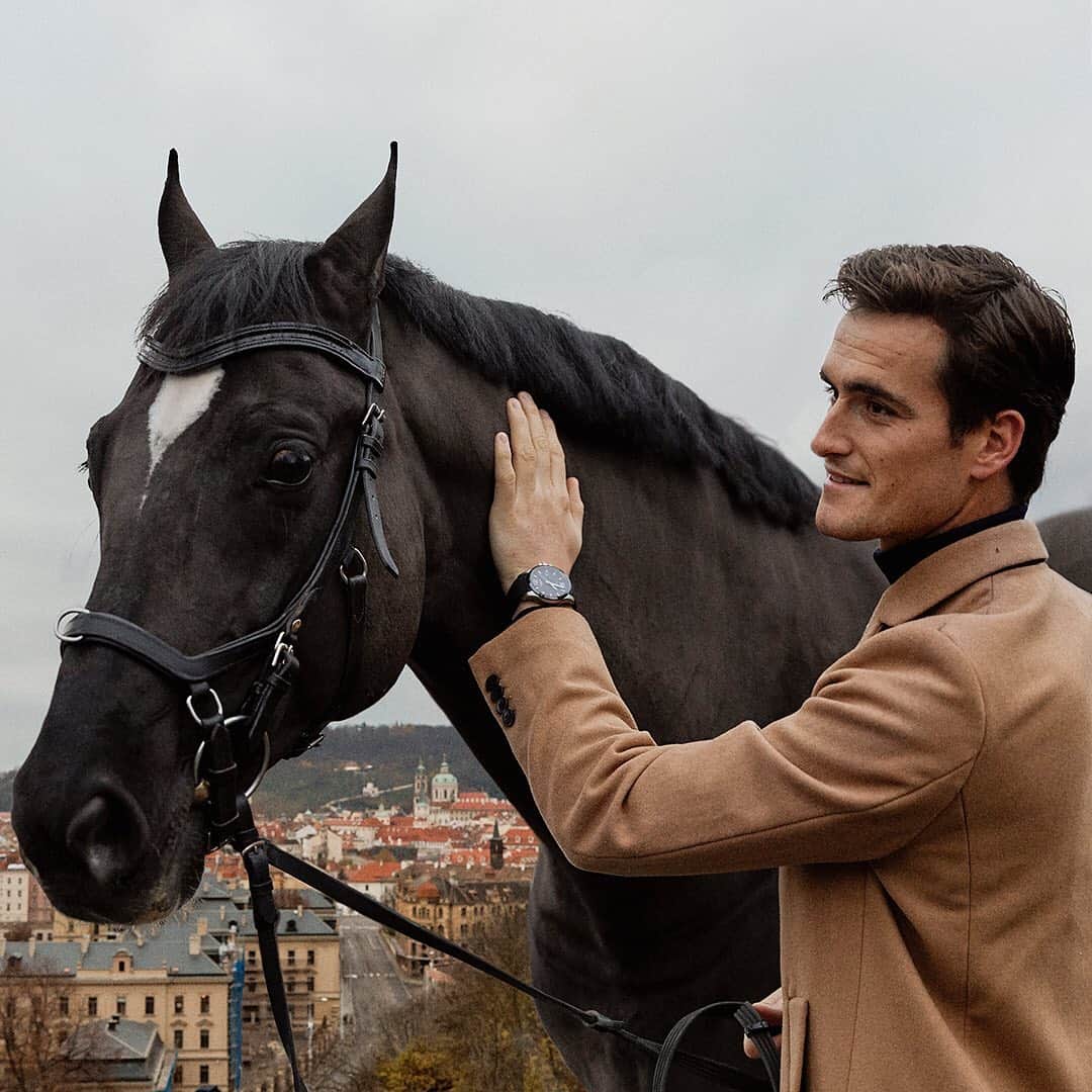 ロンジンさんのインスタグラム写真 - (ロンジンInstagram)「Unique bond between @olivier_philippaerts and his horse wearing an elegant and sporty timepiece, the #ConquestVHP. #EleganceisanAttitude」11月23日 20時49分 - longines