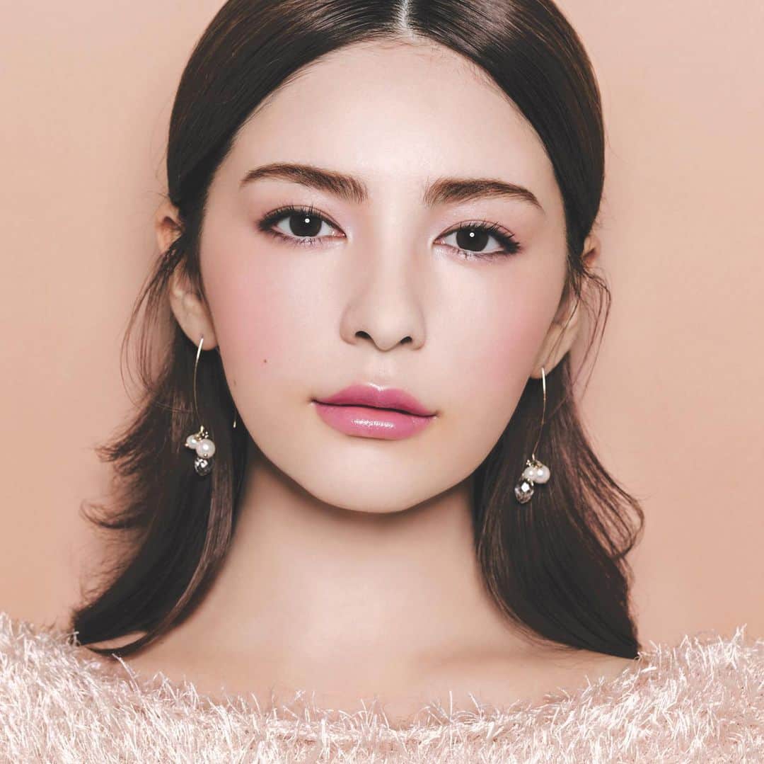 M∙A∙C Cosmetics Japanのインスタグラム：「ㅤ 講談社「VOCE」1月号（11/22発売）P96～99掲載 ㅤ フォーカス製品は、M・A・Cのリキッドファンデーション 「スタジオ フィックス フルイッド SPF15」 カバー力の高さ、24時間*続く化粧持ちの良さ、アジア人向け全24色展開で、 自分にぴったりの色が見つかる大人気の製品です。 肌の欠点をカバーするテクニックも掲載されています。 ぜひVOCEをチェックしてみてくださいね✨ ㅤ ㅤ * 化粧もち(色落ち)データ取得済み。(当社調べ。効果には個人差があります) ㅤ Photo:峠雄三 Model:スミス楓 @kaede_929 Makeup:池田ハリス留美子(M・A・C)  @rumikoikedaharrismakeup Hair:芝田貴之(SIGNO) Styling:小野寺由佳(DRAGON FRUIT) Direction:VOCE ㅤ ㅤ ㅤ ㅤ ㅤ #MACCosmeticsJapan #MACコスメ #MACCosmetics #コスメ #メイク #VOCE #studiofixfluid #スタジオフィックスフルイッド #リキッドファンデーション #ファンデーション #リキッドファンデ #ファンデ #カラバリ #ベースメイク #冬メイク #美肌 #ピンクメイク #メイク法 #メイクレクチャー #makeup #basemakeup #liquidfoundation」