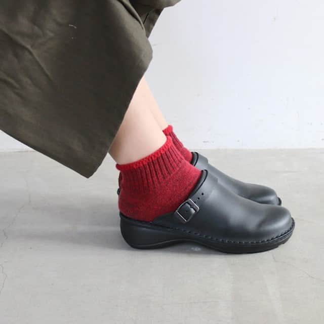 キナリノさんのインスタグラム写真 - (キナリノInstagram)「. ＼キナリノモールに新しく「NAOT JAPAN」がOPENしました！／ . 1942年から70年以上続く、イスラエル発の革靴 NAOT(ナオト)。 ヘブライ語で“オアシス”を意味するNAOTの靴は、まるで砂の上を素足で歩くかのようなやさしい履き心地です。 . 幅広い着こなしにマッチするストラップシューズから、足にしっくりと馴染むサボ、クラシカルな佇まいが魅力のレースアップシューズまで長く使い続けられるアイテムをたくさん揃えていますので、是非ご覧下さい＊ . ▶こちらのアイテムはキナリノアプリで販売中！ アプリを最新版にアップデートのうえ、お買い物をお楽しみください。 →ダウンロードはプロフィールリンクから . #NAOTJAPAN #NAOT #新店 #レザー #革靴 #サボ #足元 #newshop #Leathershoes #shoes #fashion #丁寧な暮らし #暮らし #キナリノモール #キナリノ . https://kinarino-mall.jp/naot」11月23日 21時00分 - kinarino_official