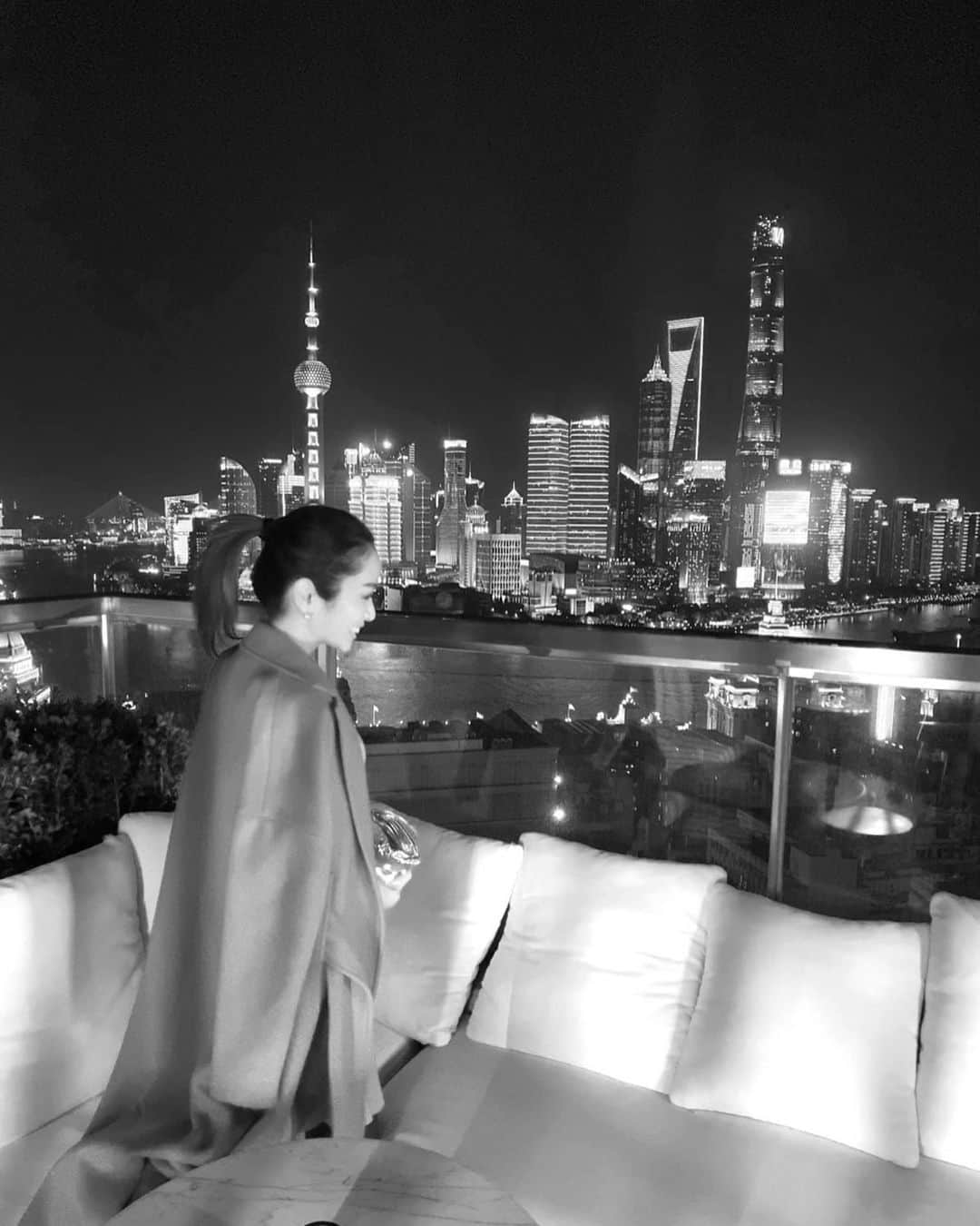 のインスタグラム：「晚安😴🌃🌙🍸🌕 . . #akikiinshanghai  #shanghai#上海#外灘#bund#thebund  #rooftop#bar#rooftopbar」
