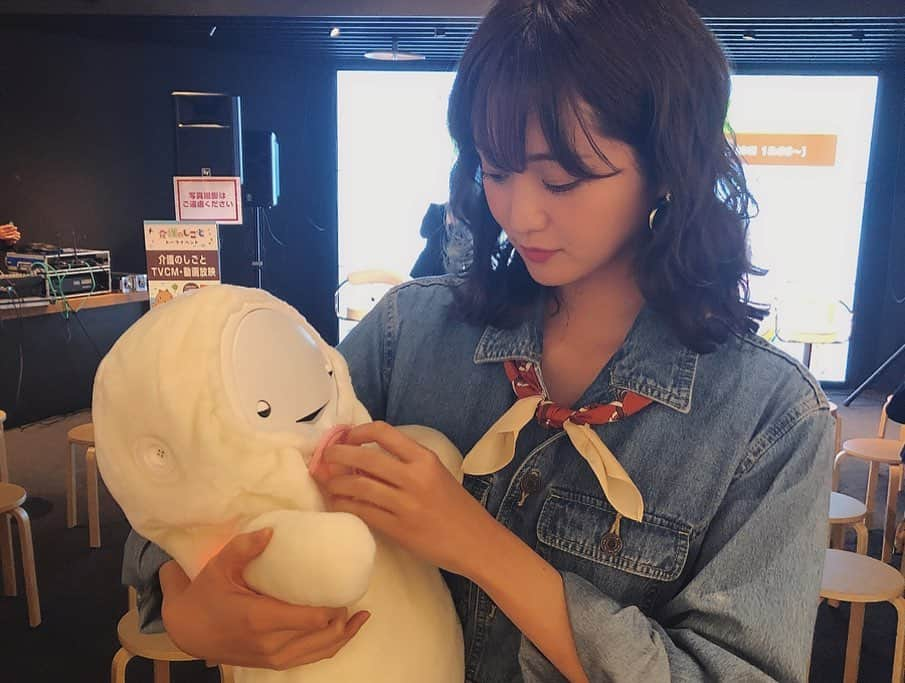 上条百里奈さんのインスタグラム写真 - (上条百里奈Instagram)「北海道の介護フェア👑 いとうまいこさん 杉田かおるさんと ご一緒しました😊✨ ・ 学生さんは「私の話なんて…」と遠慮する子が多いのだけど、まぁみんな素敵なこと話すの☺️早く自分の魅力に気づいてほしい❤️ 人の尊厳に重きを置いてる学生✨ 専門性があることを強くアピールする学生✨ 学生と話すのは本当に楽しい(^^) ・ ・ 2枚目の赤ちゃん介護ロボットは上手にあやすと笑うよ！♡ 私では全く笑わなかったよ！🤣 でもおすすめ！笑 しっぽだけのロボットもオススメだよー！🥰 ・ #介護 #介護福祉士 #caregiver #北海道 #札幌 #釧路 #函館 #苫小牧 #介護ロボット #聞きに来てくださった方々ありがとうございました♡ #毎回学びがあって楽しいです♡」11月23日 21時12分 - yurina_kamijo