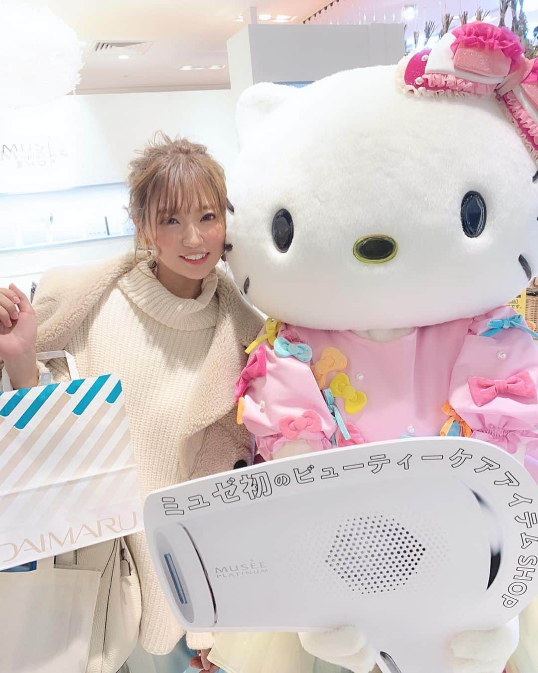 いっちゃん/嶋津 いつみさんのインスタグラム写真 - (いっちゃん/嶋津 いつみInstagram)「. . みんな梅田大丸の5階に ミチカケってエリアがオープンしたの知ってる👀✨？？ . . . 女性の身体やホルモン周期をテーマした エリアになってて 女性のためになる知識や商品を置いたショップがたくさんあるねん❤️ . . . . 写真は脱毛サロンのミュゼプラチナムさんがプロデュースしたショップで キティちゃんと一緒に撮ってもらったやつ😙💕 . . . 家庭用脱毛器の無料体験もしてきたんやけど、 痛みゼロやった🙄💨💨💨 . . 痛みが出やすい皮膚の薄いとこで試してんけど←w そもそも機械に冷却機能が付いてるから 熱も痛みも全く感じんくてビックリした‼️ . . . 他にもスキンケアやら 歯科医院でしか買えへんような オーラルケアアイテムも売ってたよ✌🏻 . . . . . . ほんでもって‼️なんと‼️ 今ならこの投稿画面を見せて 脱毛無料体験をすると ミニサイズのプラセンタ原液が貰えますー😭🎉👏 . . . . なくなり次第終了やから 行くだけでもお得やし行ってみてね❤️ . . . . #ミュゼプラチナム  #ミュゼショップ #関西  #関西サロモ  #サロンモデル #サロモ #いっちゃん  #フリーモデル #関西モデル  #あざといっちゃん #かわいっちゃん #いっちゃんコーデ #PR」11月23日 21時08分 - istumiiiru