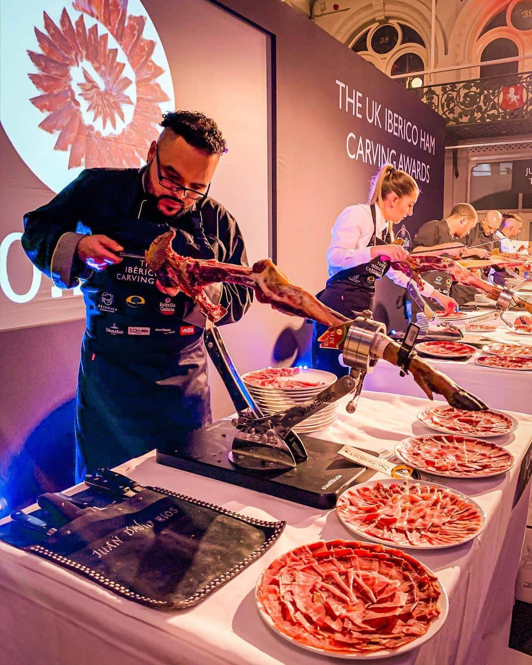 Eat With Steph & Coのインスタグラム：「💪 Learning how to carve a huge leg of ham with @brindisaspanishfoods whilst enjoying a refreshing @estrellagaliciauk beer made a super fun evening! 😄 The expert ham carvers made it look so effortless, but let's just say that we won't be giving up our day jobs any time soon... 😂 Also special shoutout to the guitarist and those big Brindisa olives. Hands down the best olives I've ever had. 👌 📷 @markk.uk #invite」