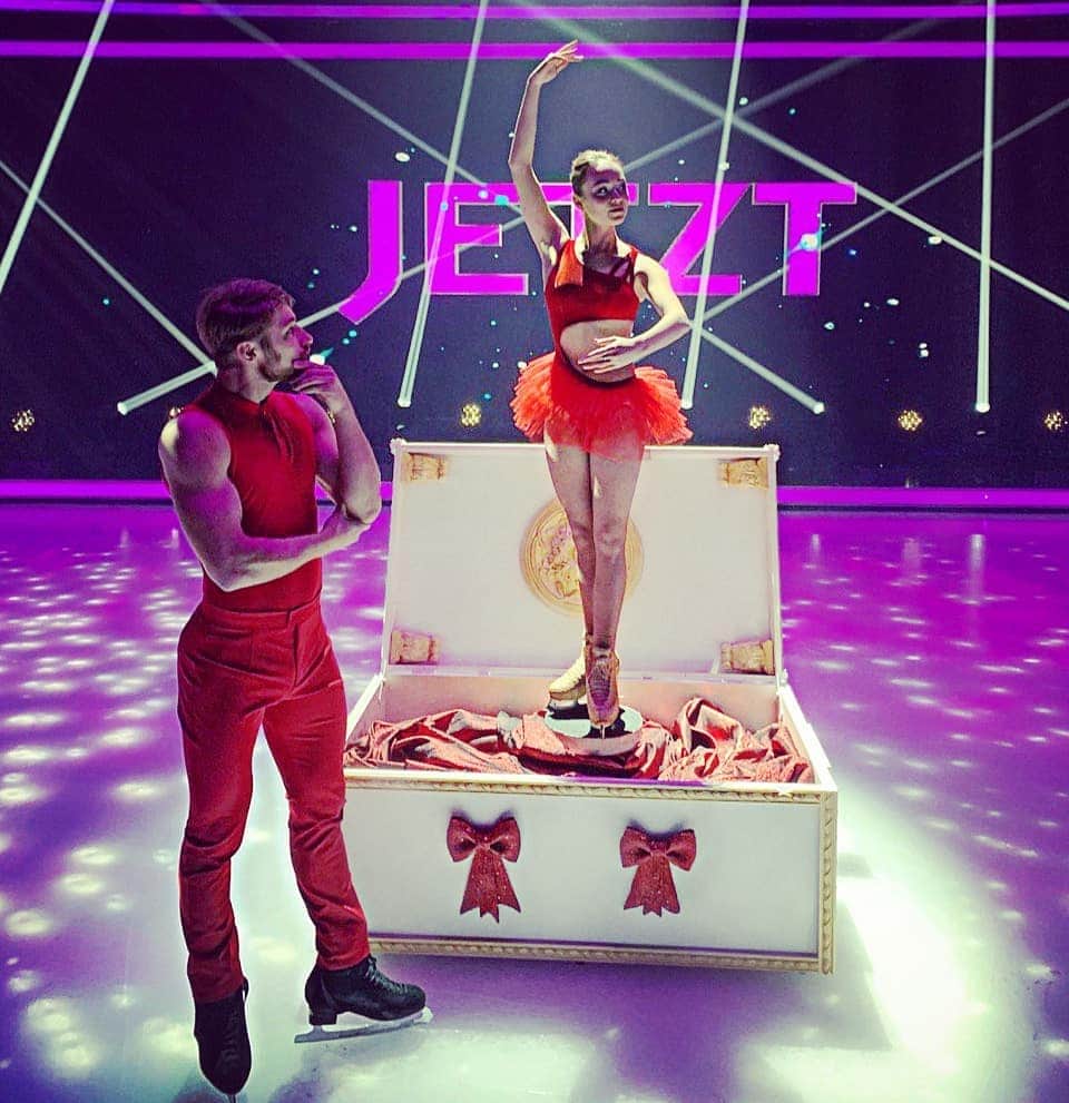 アレクセイ・ロゴノフのインスタグラム：「The Doll...Again! . . . #dancingonice  #holidayonice #UstimkinaRogonov #УстимкинаРогонов #sat1 #tvshow #sokieantledo #фигурноекатание #doll #figureSkating」