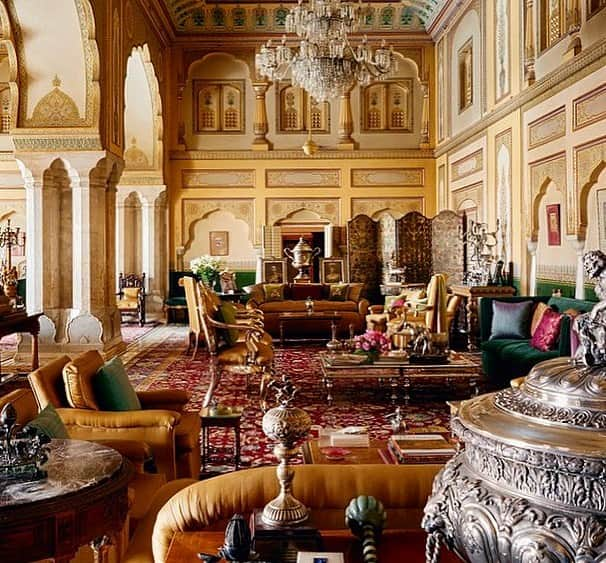 Vogue Parisさんのインスタグラム写真 - (Vogue ParisInstagram)「#VogueAddressBook You can now stay in a Maharaja’s palace in Jaipur thanks to @airbnb. Home to the royal family for three centuries, the pink walls of the City Palace are now a pied-à-terre for visitors to the Indian city after Maharaja Sawai Padmanabh Singh decided to offer the colorful Gudliya suite on the rental site in aid of the Princess Diya Kumari Foundation, helping women and artisans in the region. With a bedroom with turquoise walls, a huge bathroom and an indoor swimming pool, it will be difficult to leave for tea in the royal gardens surrounded by peacocks, or for shopping in the best addresses in the area.」11月23日 21時16分 - voguefrance