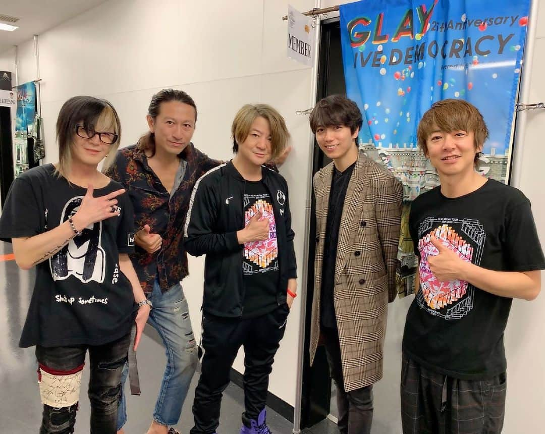 山崎育三郎さんのインスタグラム写真 - (山崎育三郎Instagram)「さいたまスーパーアリーナでGLAYさんのライブ！！ さいっっっこうでした！！！！ 中3の時にコピーバンドで初めて演奏したのが生きてく強さ。  青春時代の憧れの皆さんとお会い出来感無量。  25周年本当におめでとうございます。  #GLAY #ARENATOUR  #DEMOCRACY #HOTELGLAY  #THESUITEROOM #さいたまスーパーアリーナ #山崎育三郎」11月23日 21時21分 - ikusaburo_yamazaki