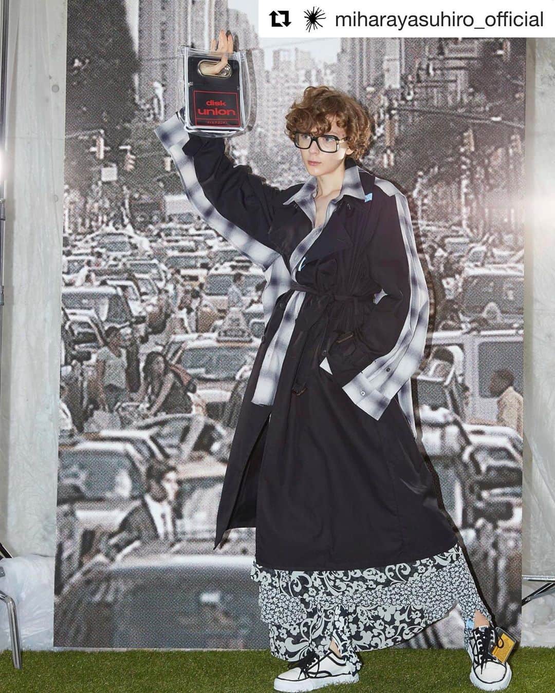 のインスタグラム：「#Repost @miharayasuhiro_official with @get_repost ・・・ MIHARA YASUHIRO 2020 WOMENS spring/summer pre collection  November23th delivery start  Photographer: Toshio Ohno Stylist:Yasuhiro Mihara（Sosu Co.,Ltd） Hair:Moe Mukai（Perle management） Make-up: Nobuko（Perle management） Model: Ninona Kravchenko（Doona Models）  #maisonmiharayasuhiro #miharayasuhiro #メゾンミハラヤスヒロ #ミハラヤスヒロ」