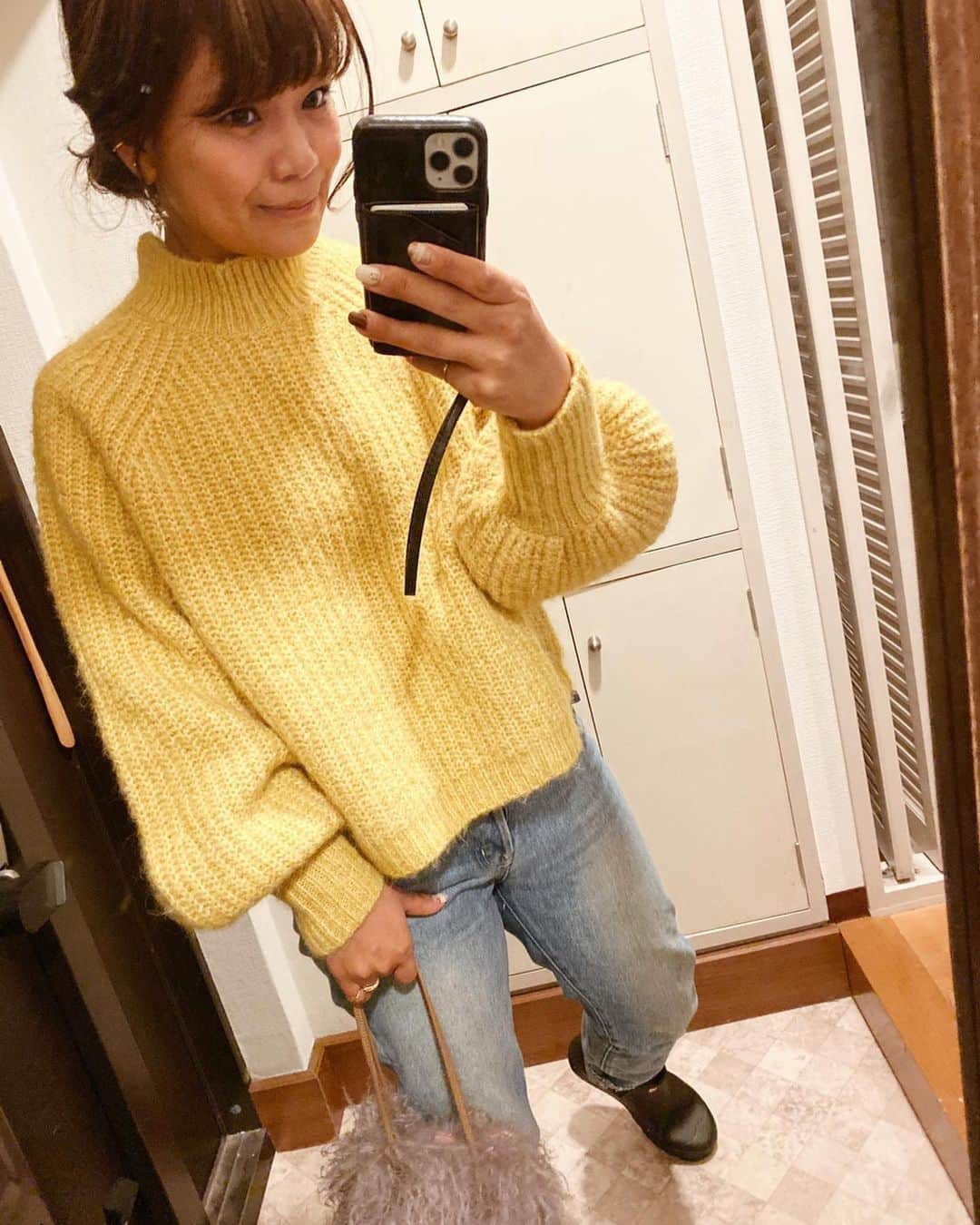 のインスタグラム：「いつかの格好👖﻿ イエローが気分☺️☺️﻿ ﻿ ニット: @zara ﻿ デニム: @denimstylelab_takashimaya ﻿ バッグ: @titivatejp ﻿ レインブーツ: @hunterboots ﻿ イヤーカフ:  @anoh__official ﻿ コート: @beautyandyouth_official ﻿ ﻿ ☺️💕💕💕.﻿ .﻿ ##zara #titivate #anoh #プチプラ #nike #ナイキ #クロリサコーデ #カジュアル #casualcordinatx #カジュアルコーデ #ママコーデ #カジュアルコーディネート  #160cm以上コーデ  #ヘアアレンジ #メイク #コスメ平均身長コーデ #cordinate #ワンピースコーデ #アラサーコーデ #アラフォーコーデ　#ファッション #撮影 #コーデ #モデル」