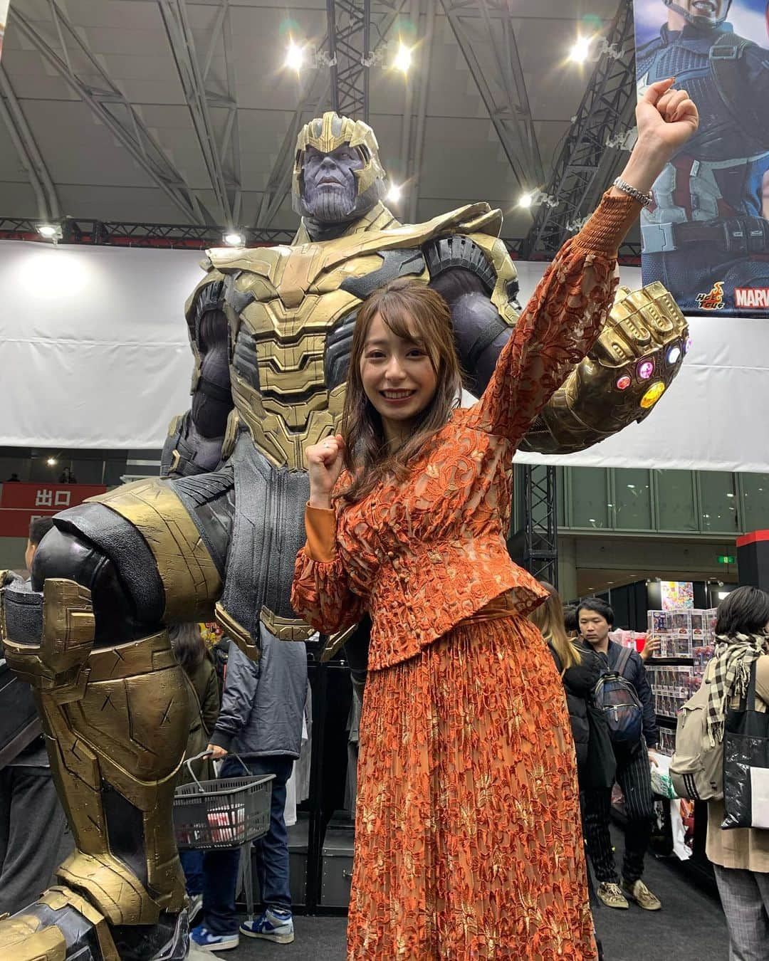 宇垣美里マネージャーさんのインスタグラム写真 - (宇垣美里マネージャーInstagram)「東京コミコン2019 2日目が終わりました！ ゲームオブスローンズ の鉄の玉座に座りデナーリスになりきる宇垣さんです😍 大きなサノスとも写真が撮れてとても嬉しそうでした✨ 明日はいよいよ最終日！スター達とのトークショーもたくさんあります。みなさんぜひ、東京コミコンに遊びに来てください🐱 #宇垣美里 #東京コミコン2019 #gameofthrones #thanos」11月23日 21時29分 - ugakimisato.mg